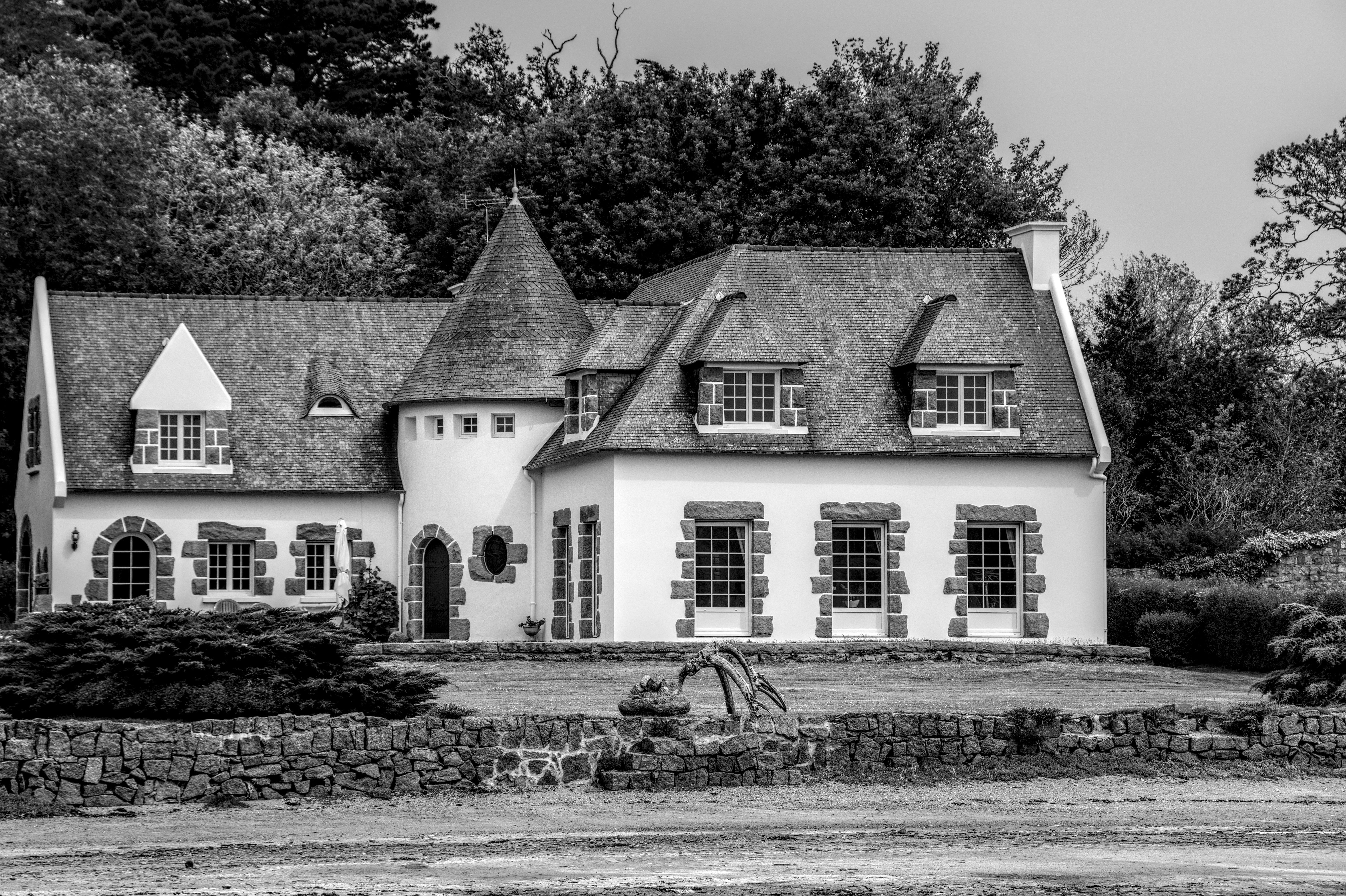 Exclusive | New Jersey auction house selling off Jeffrey Epstein's decor — Photo by Jean-Paul Wettstein on Pexels