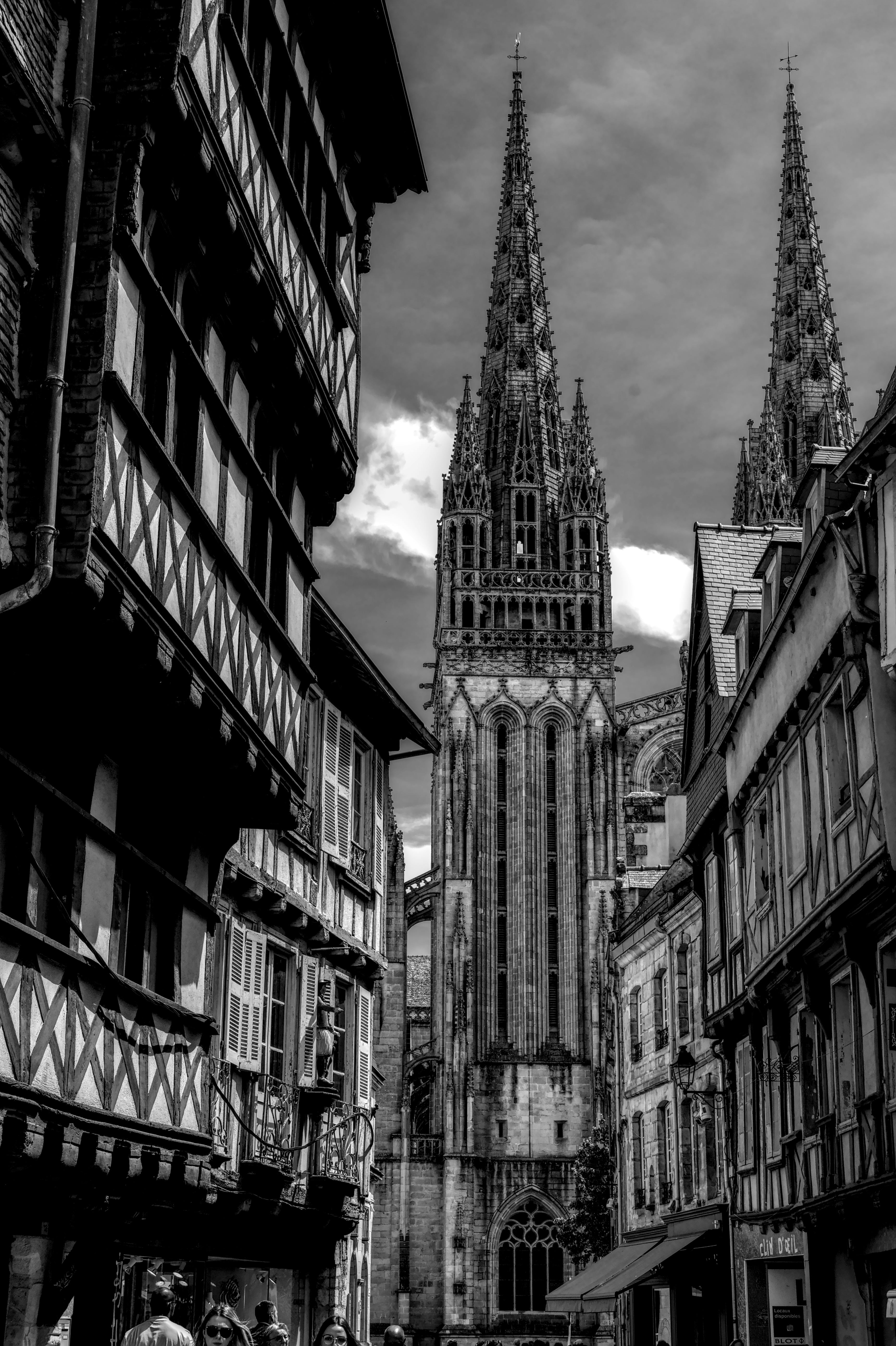 Gratis Foto in bianco e nero della maestosa cattedrale gotica di Quimper, Francia. Foto a disposizione