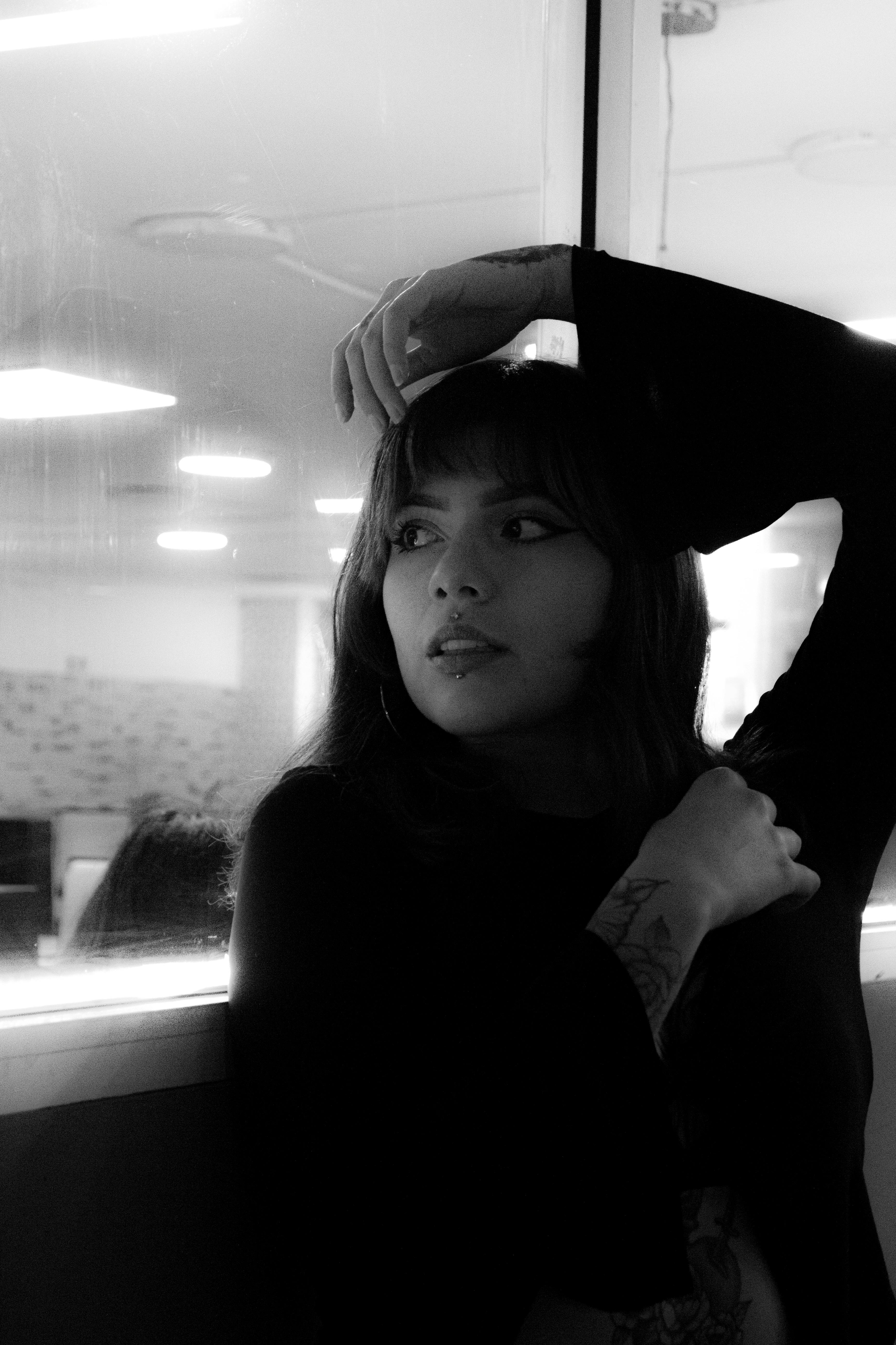 bezplatná Základová fotografie zdarma na téma canon eos rebel t6, černobílý, černý oblek Základová fotografie