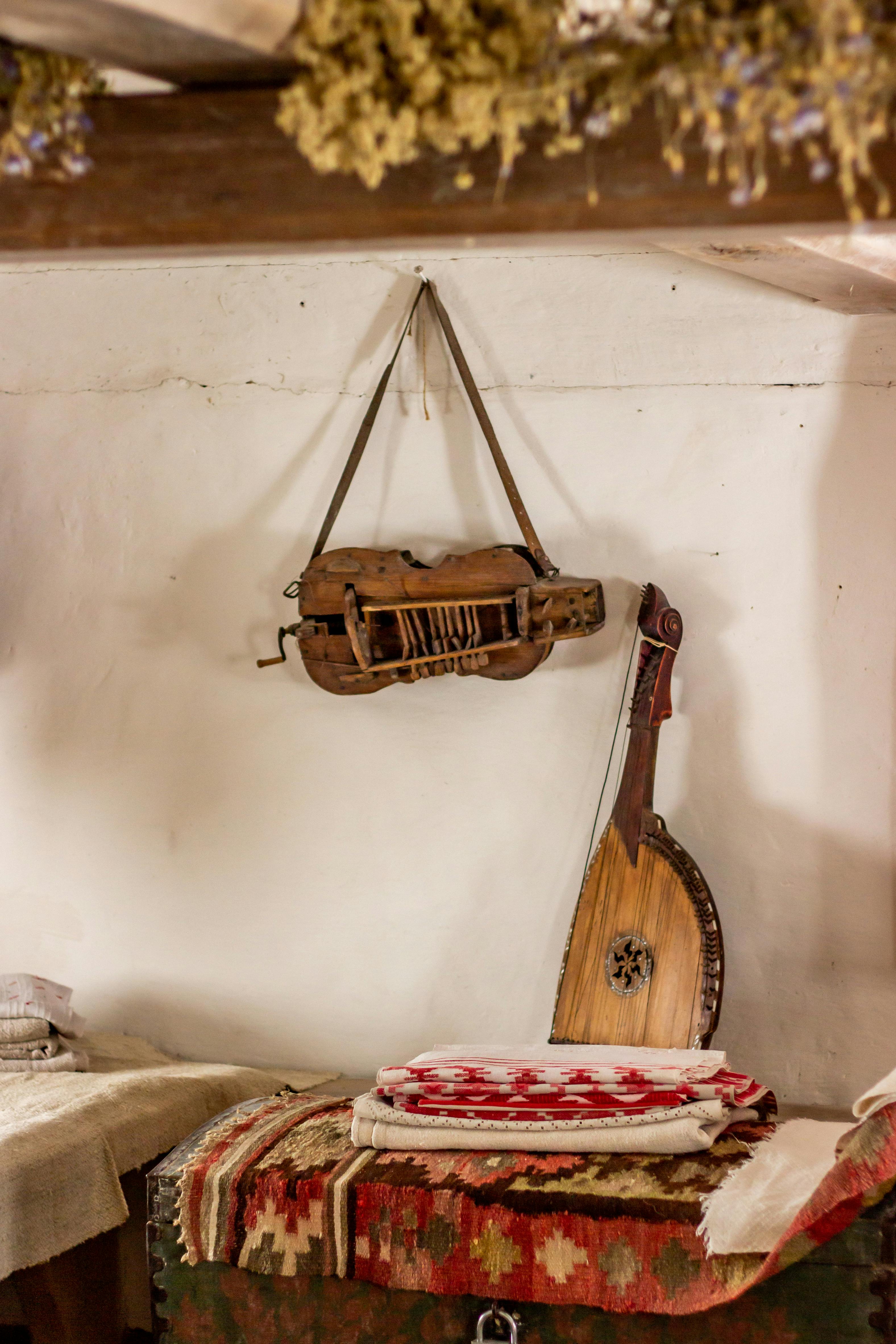 Δωρεάν Άνετο δωμάτιο με εκθέματα vintage μουσικών οργάνων και υφασμάτων. Φωτογραφία από στοκ φωτογραφιών