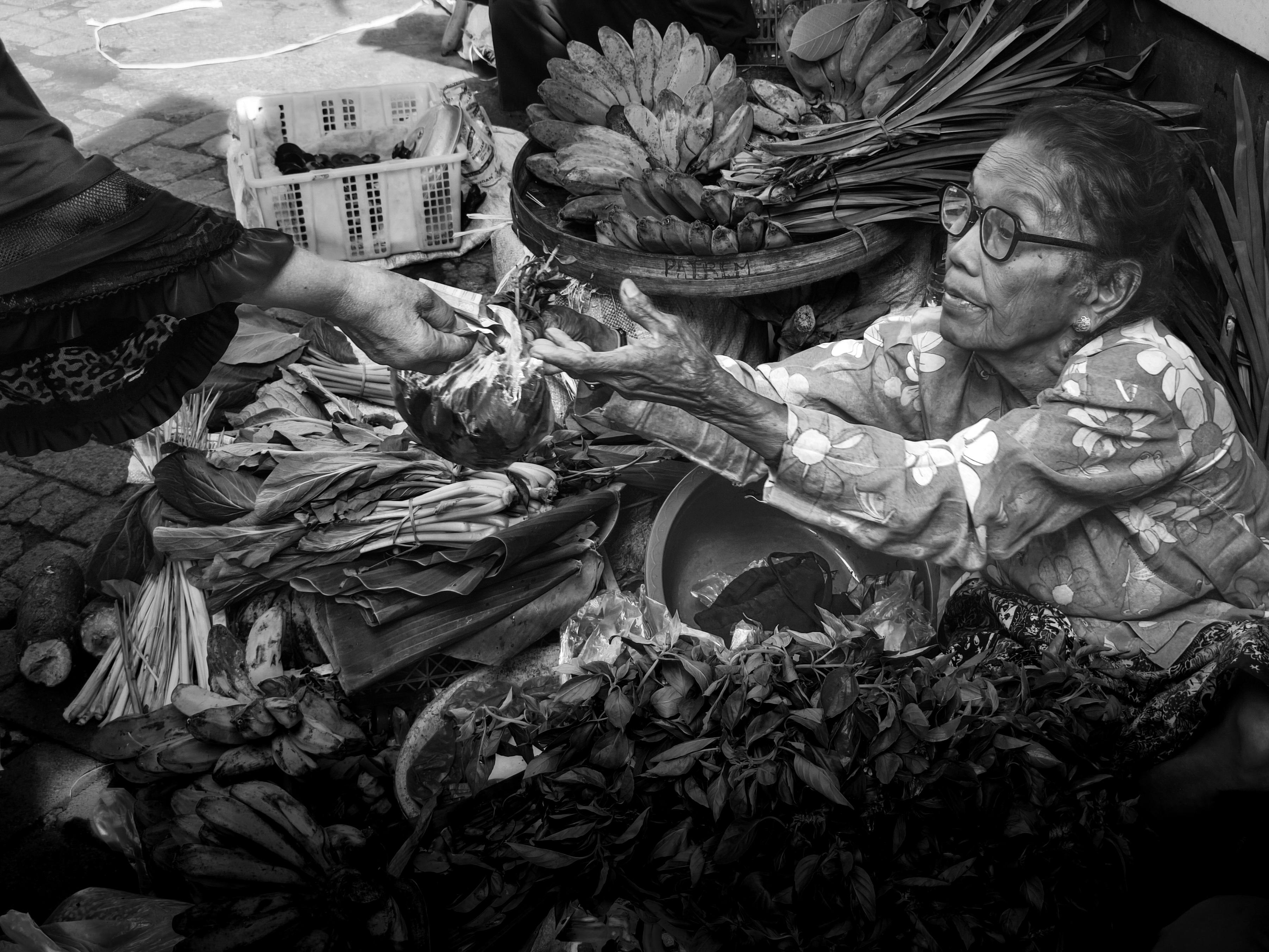 Δωρεάν Ένας ηλικιωμένος πωλητής ανταλλάσσει αγαθά σε μια ζωντανή υπαίθρια αγορά. Φωτογραφία από στοκ φωτογραφιών