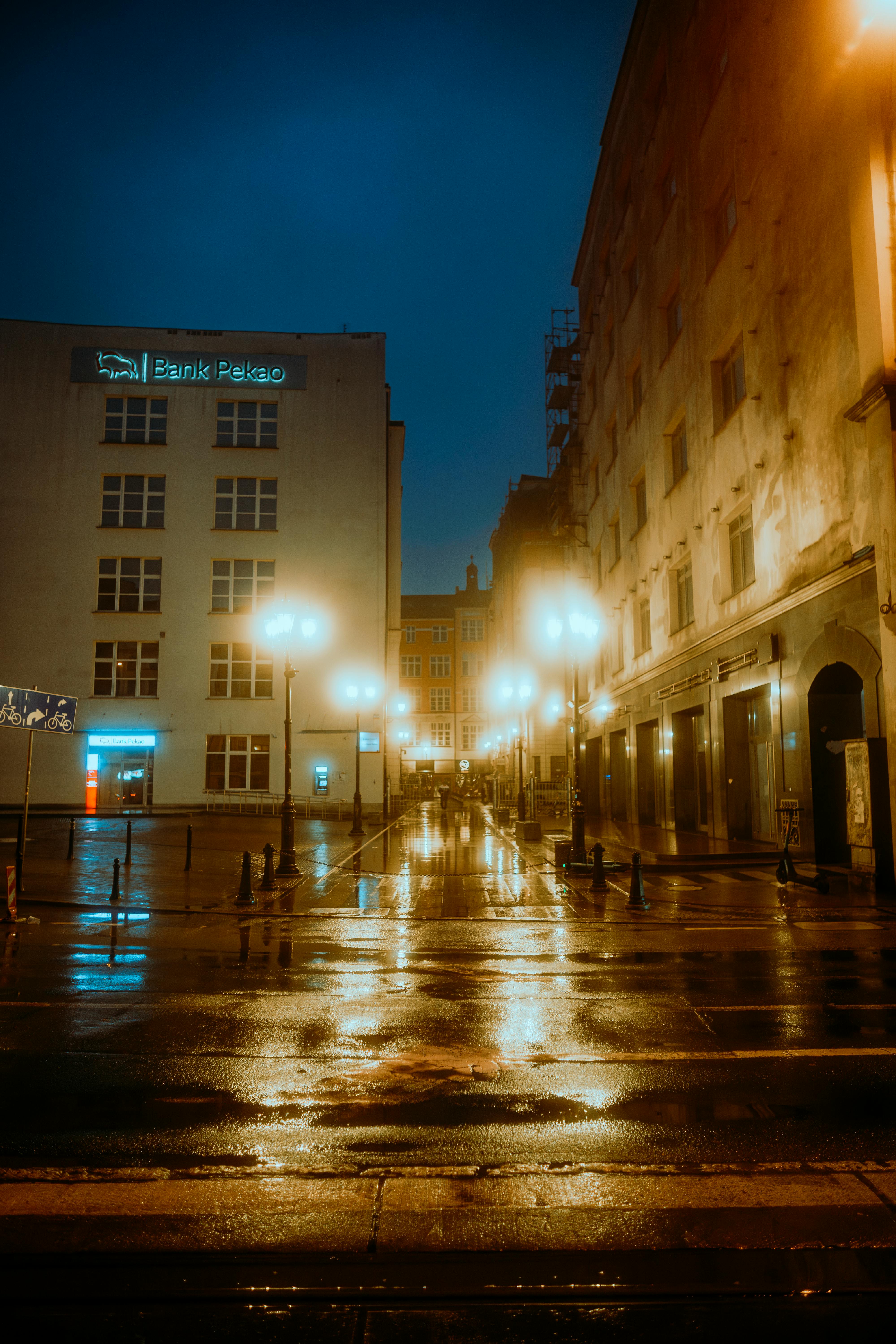 Gratuit O vedere stradală într-o seară ploioasă a orașului Wrocław, Polonia, cu clădiri iluminate și reflexii. Fotografie de stoc