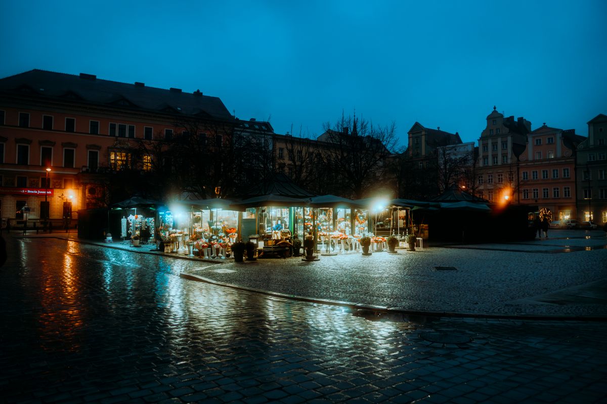 Casute-standuri iluminate pe caldaram ud, in Plac Solny