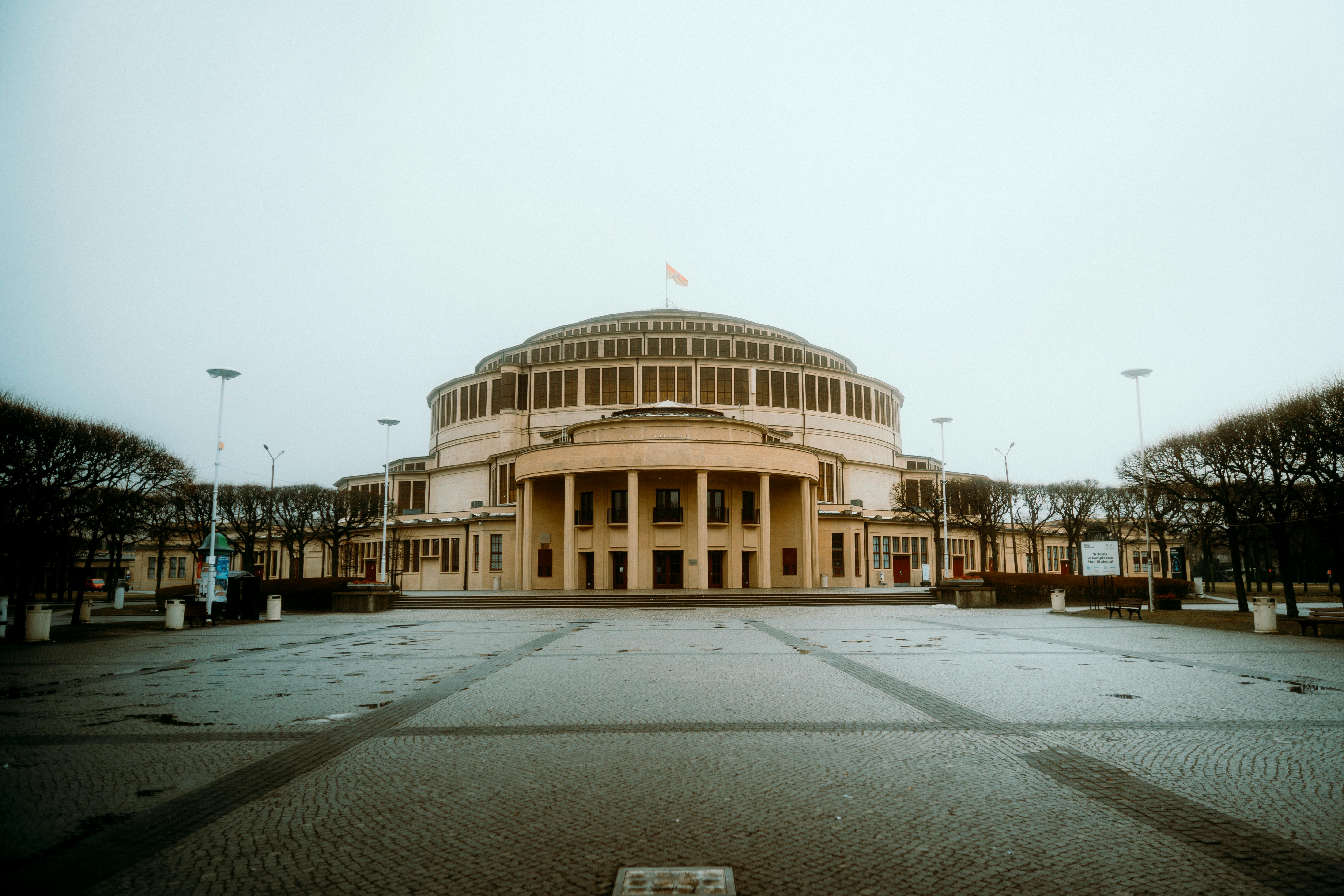 Ücretsiz Breslau'daki tarihi Centennial Hall'un ön cephesinden görünüm, mimari ihtişamını sergiliyor. Stok Fotoğraflar