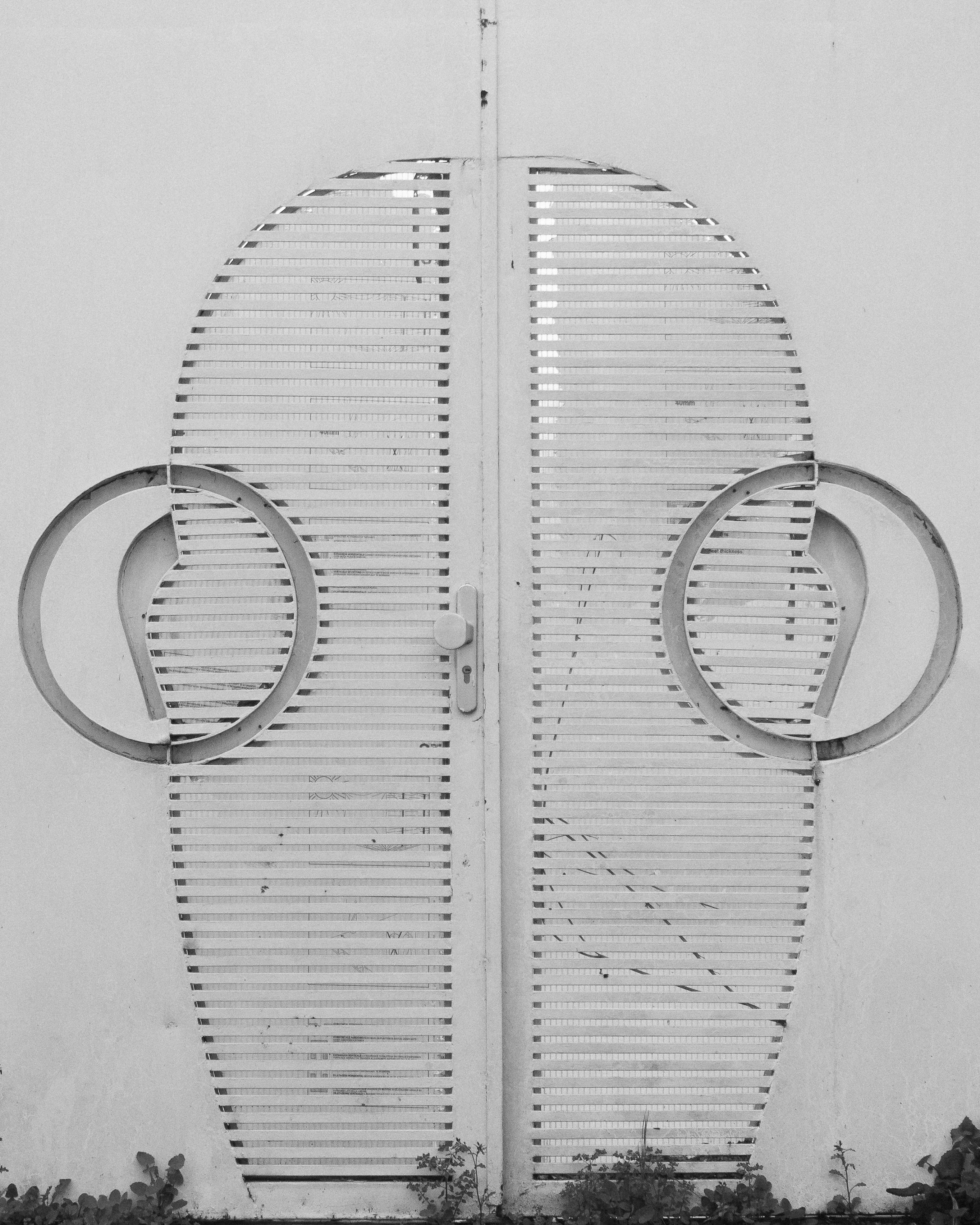 Gratuit O poartă metalică modernă și artistică, cu modele circulare în alb și negru. Fotografie de stoc