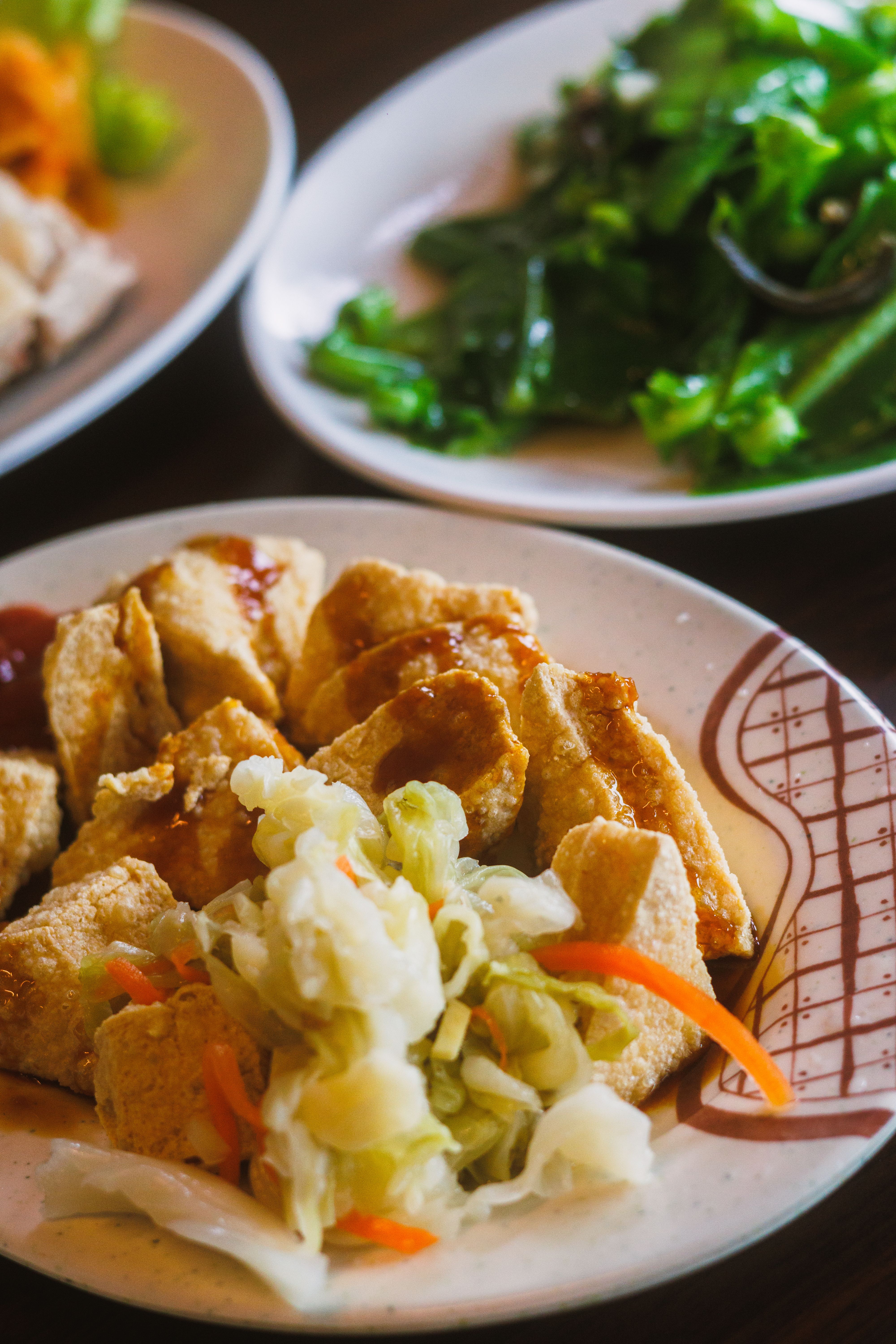 Appetizing plate of crispy tofu with fresh vegetables, showcasing a vibrant vegetarian meal.