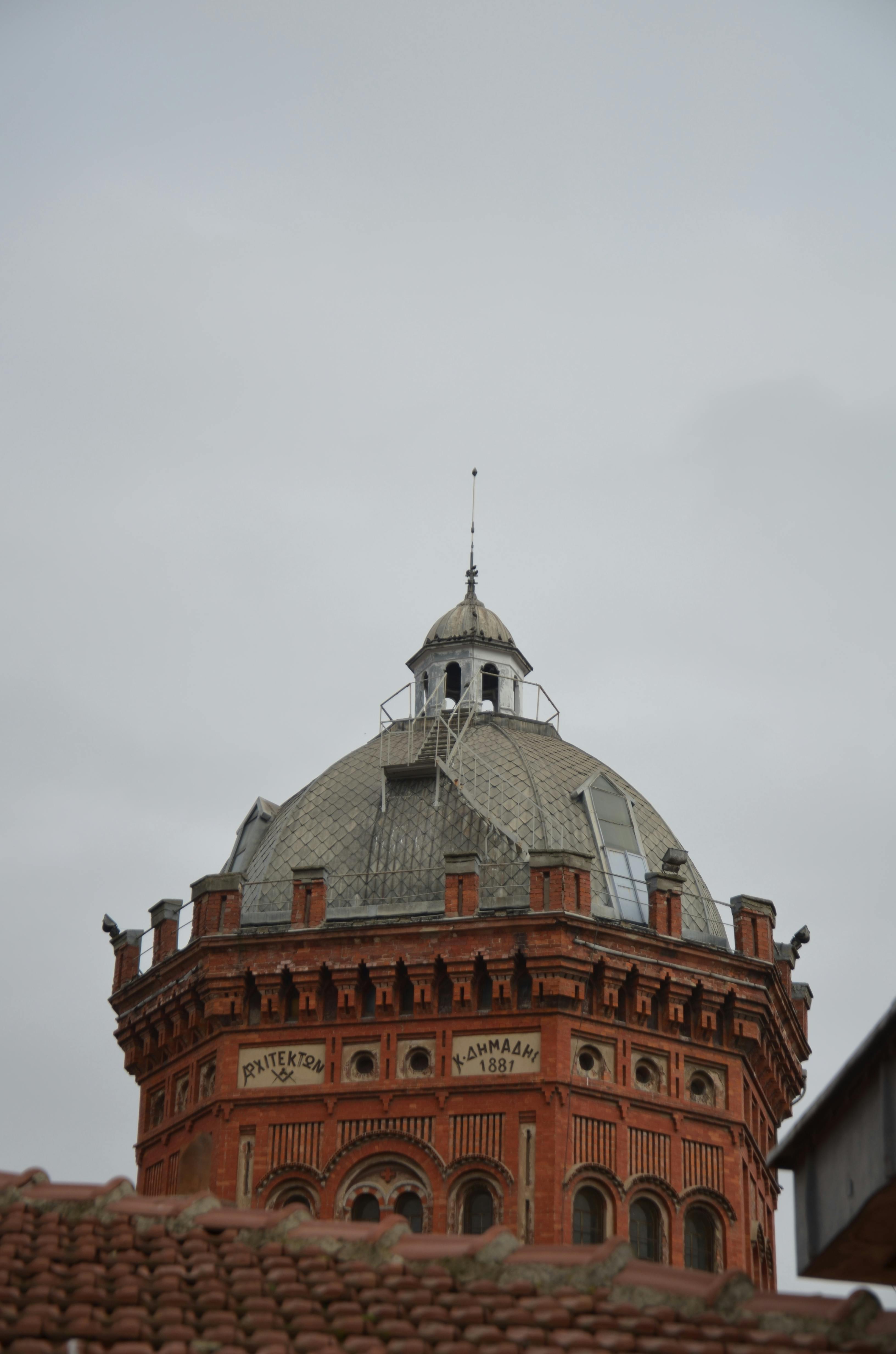 De franc Vista aèria d'una torre històrica de maó vermell amb una cúpula sota un cel ennuvolat. Foto d'estoc