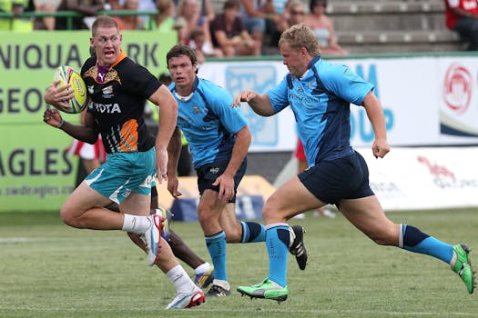 在一场橄榄球比赛中，球员们在球场上展现了戏剧性的时刻