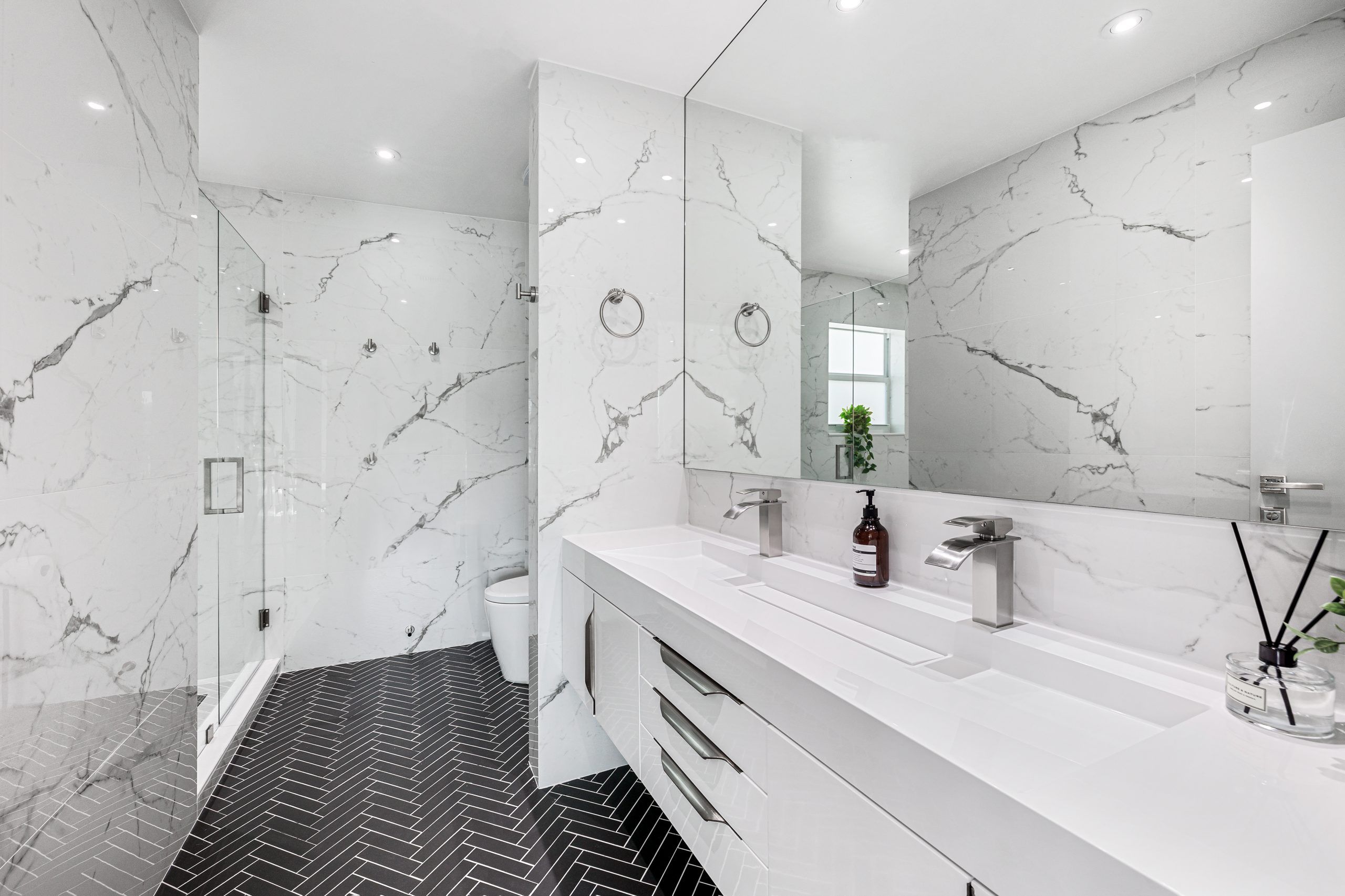 Master Ensuite Spa Bathroom — detail 2