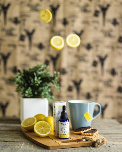 Tasse En Céramique Blanche Avec Du Citron Tranché à Côté De La Tasse En Céramique Blanche Sur La Table En Bois Marron