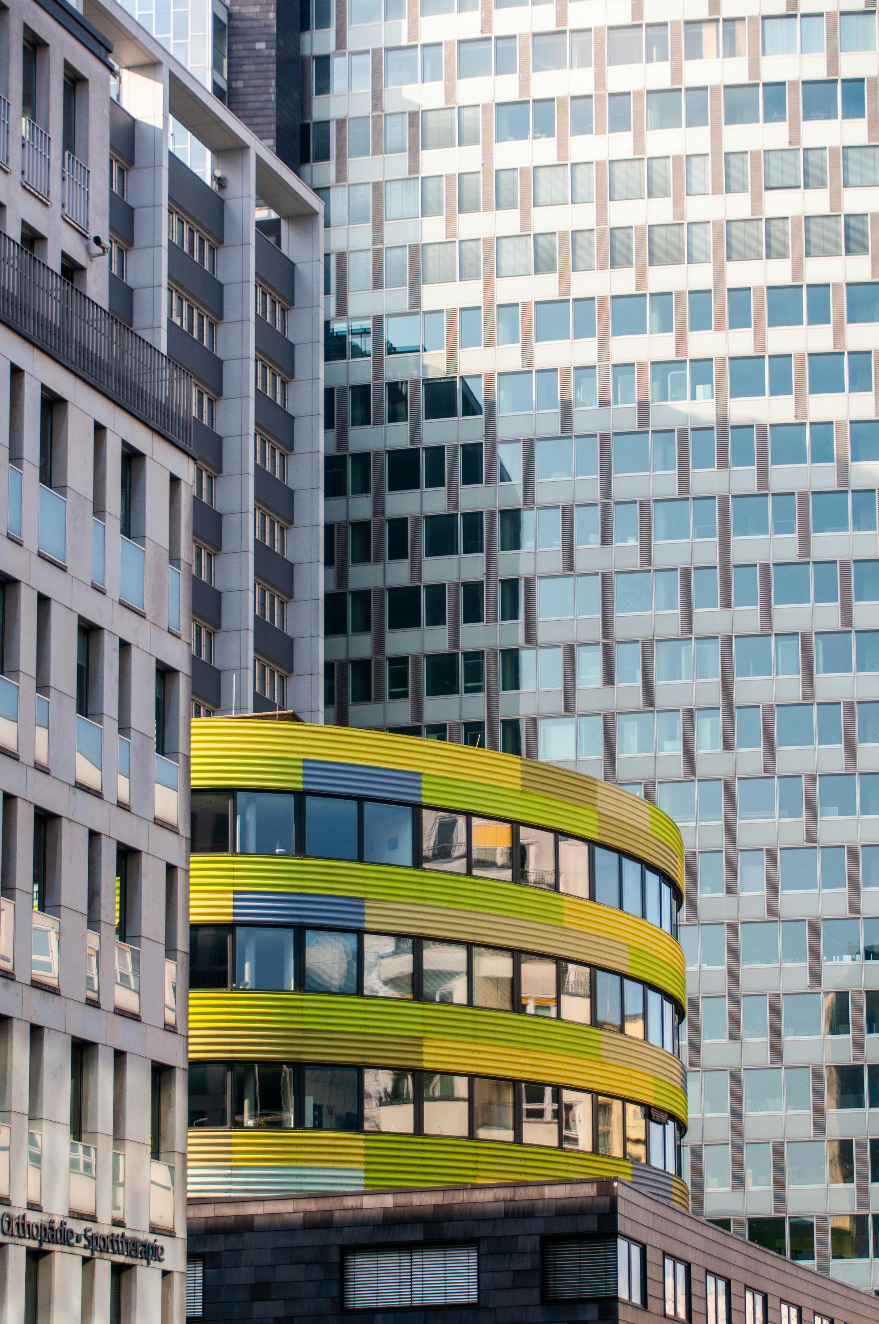 Kostnadsfria Modern urban silhuett med höghus och en livfull gul fasad. Stock foto