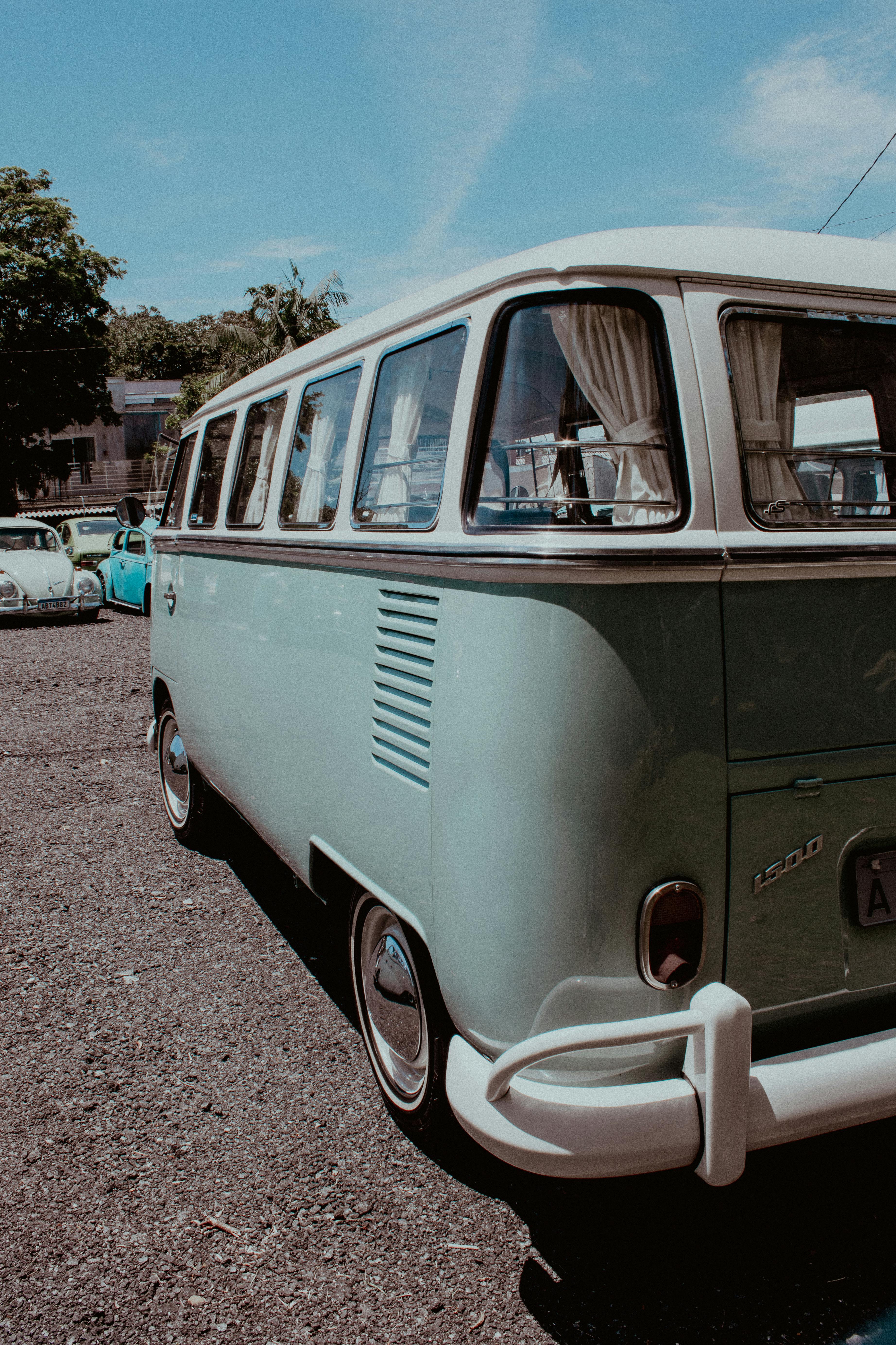 ingyenes Retro Volkswagen kisbusz parkolt a szabadban Santa Catarinában, Brazíliában, egy napsütéses napon. Stockfotó