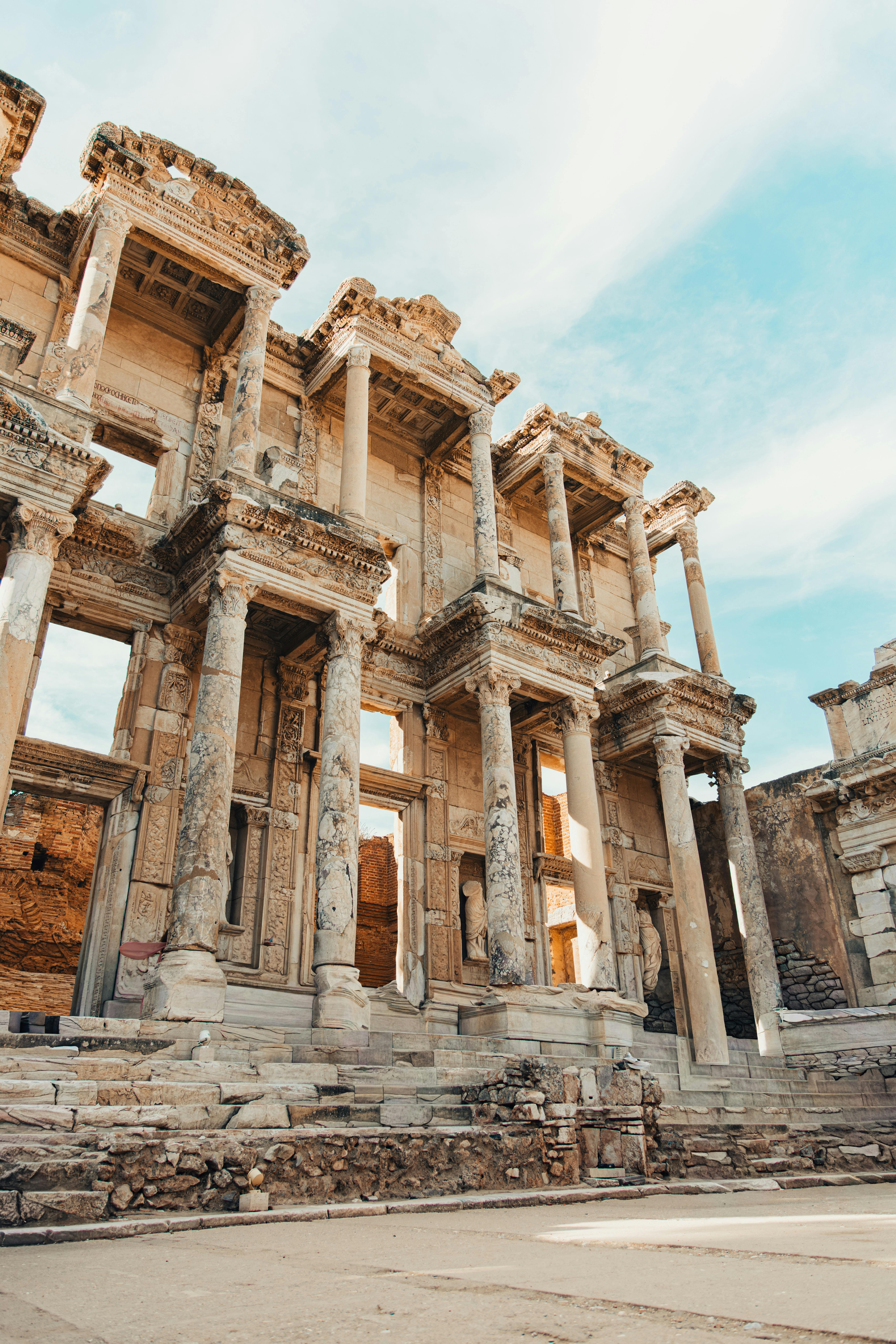 Безкоштовне Дослідіть архітектурну велич руїн бібліотеки Цельса в стародавньому Ефесі. стокове фото