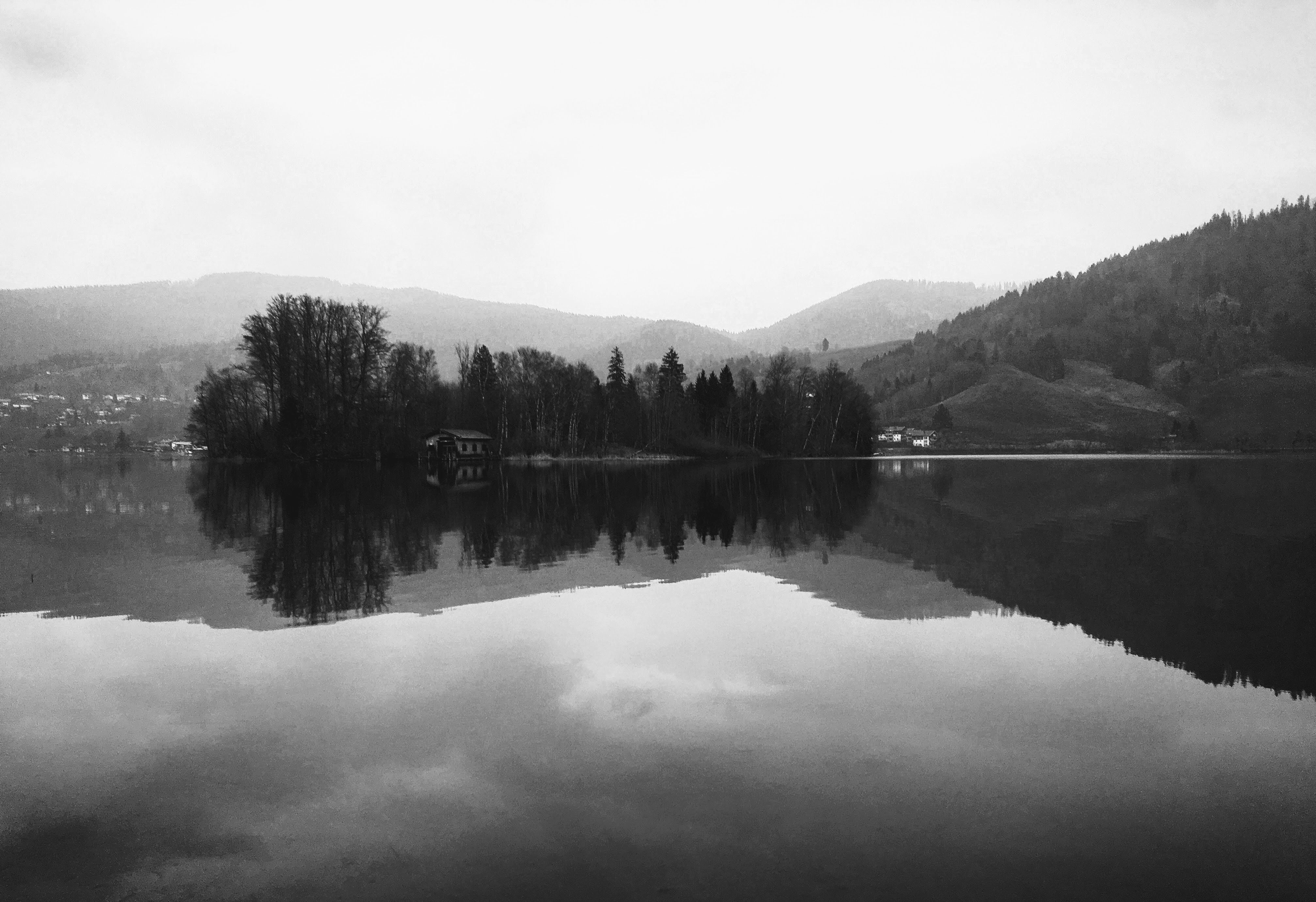 Serene Black and White Mountain Lake Reflection · Free Stock Photo