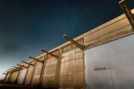 混凝土工业建筑在明亮而星光灿烂的夜空下被拍摄
