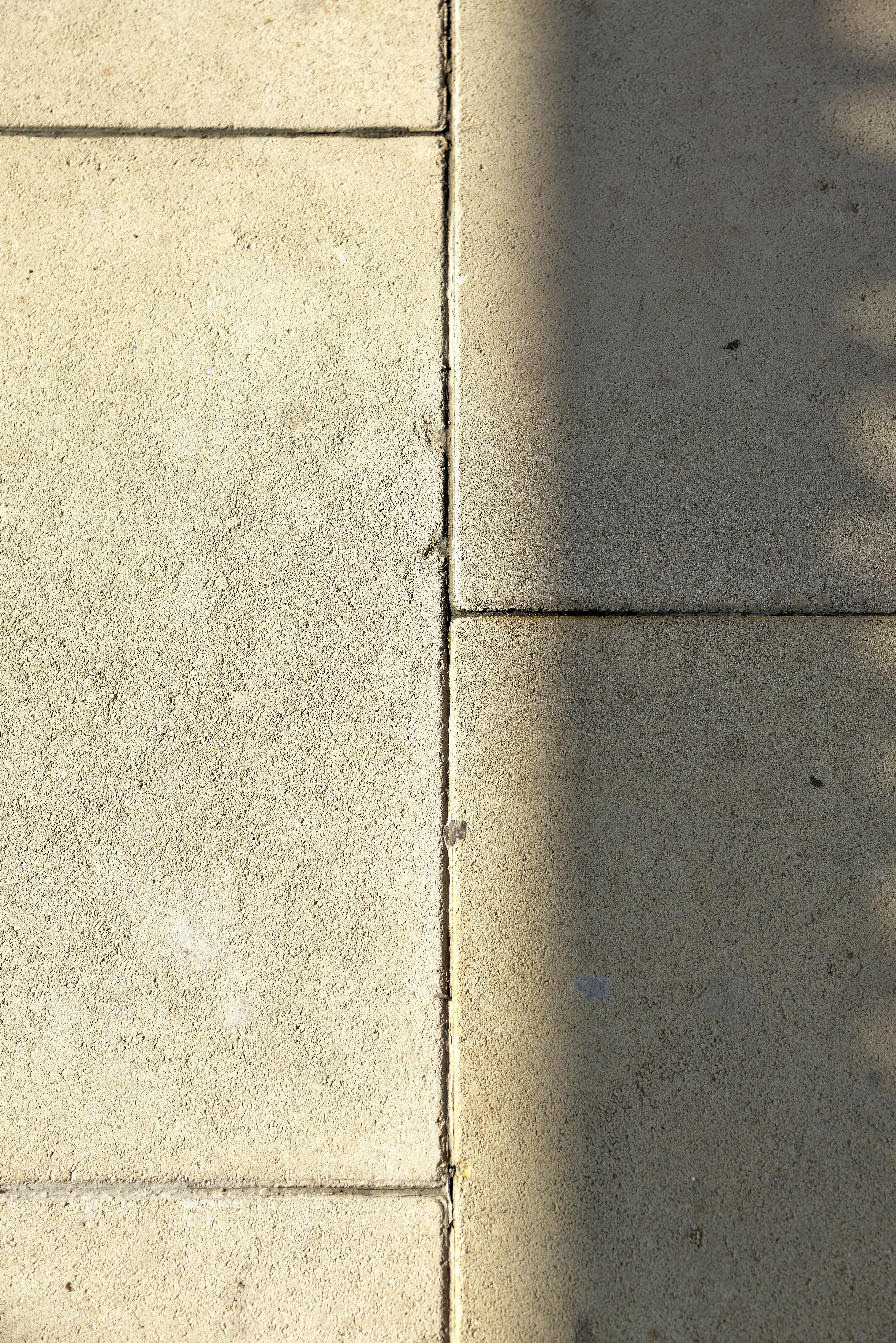 Kostnadsfria Ett geometriskt mönster av solbelysta trottoarplattor med en tydlig skugglinje i Fès, Marocko. Stock foto