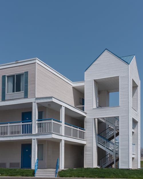 Kostnadsfria Kostnadsfri bild av balkong, blå himmel, byggnad Stock foto