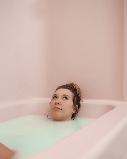 Vrouw In Badkuip Met Water
