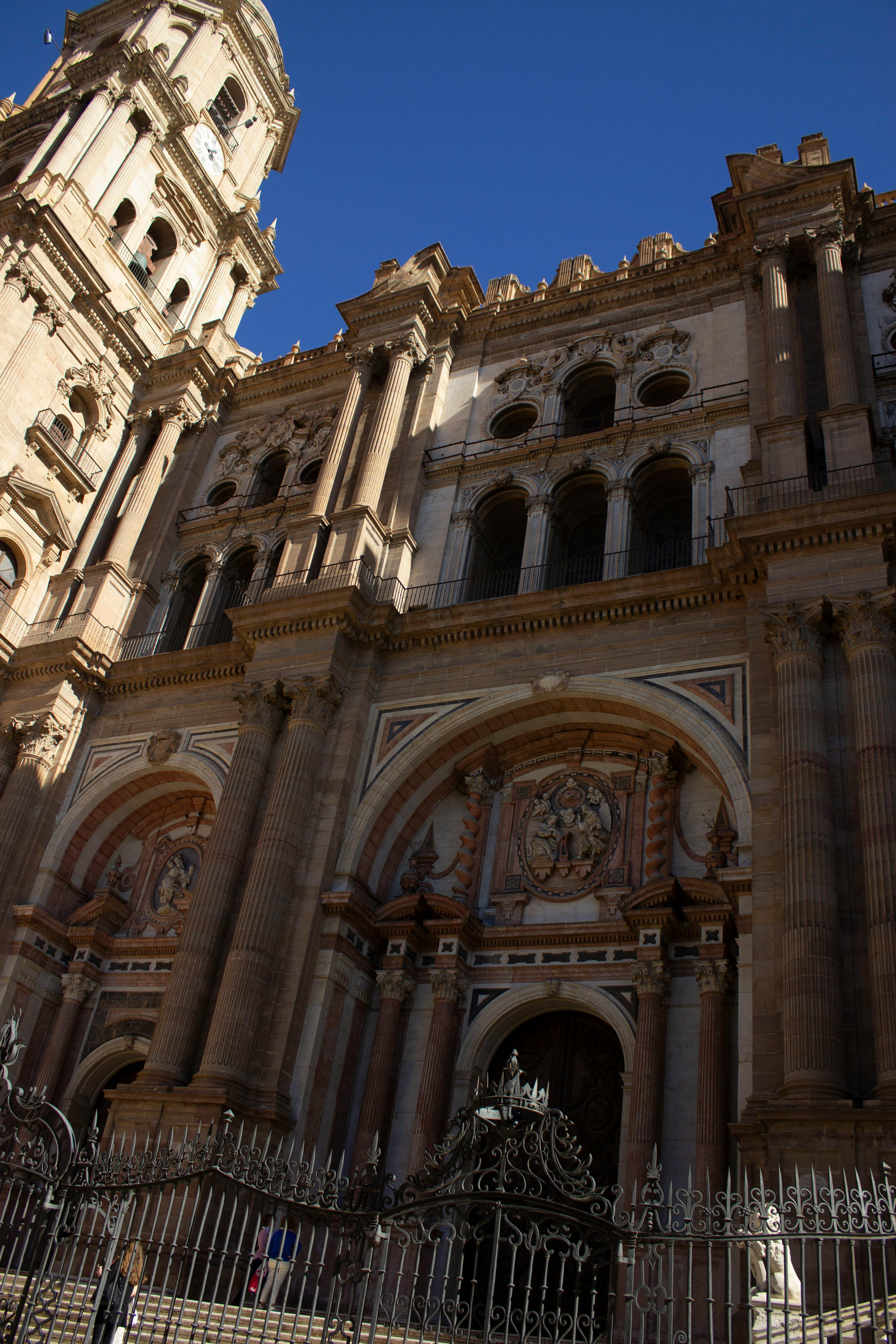 Безкоштовне Витончений фасад Малазького собору під чистим блакитним небом. стокове фото