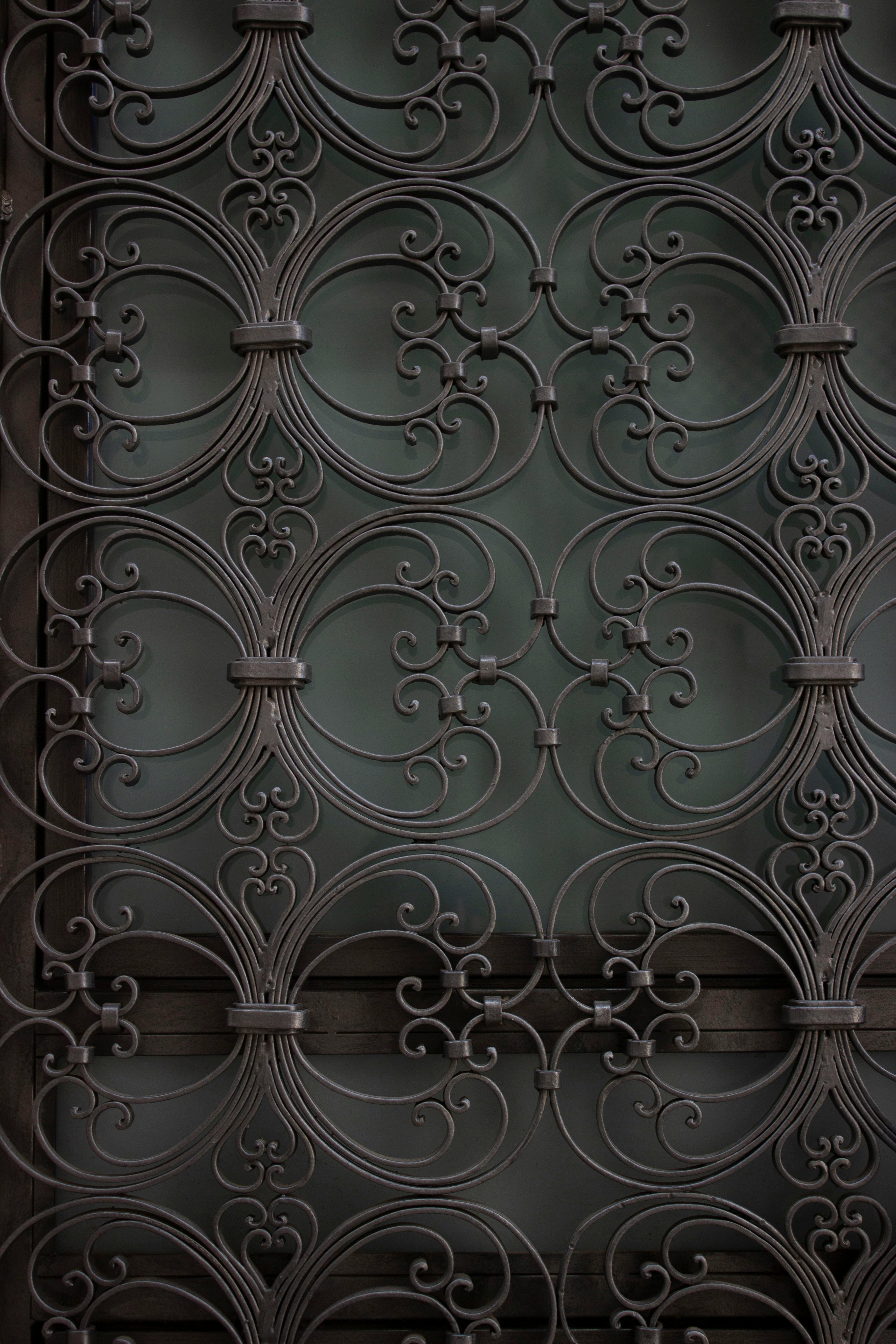 Gratis Primo piano delle intricate volute in ferro sulla facciata di un edificio a Malaga, Andalusia. Foto a disposizione