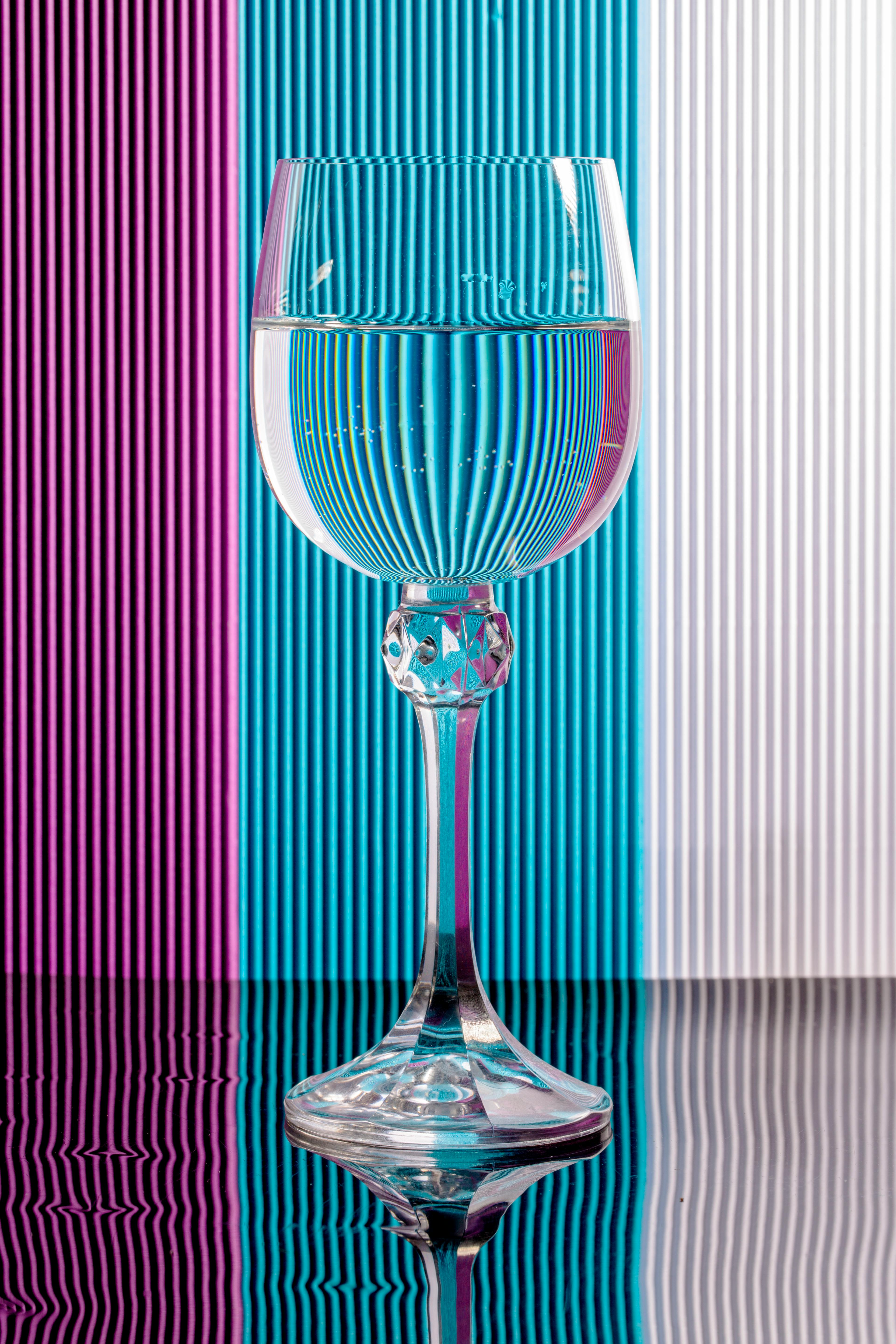 Miễn phí Chiếc ly thủy tinh với những vệt màu phản chiếu tạo nên một ảo ảnh quang học nghệ thuật. Ảnh lưu trữ