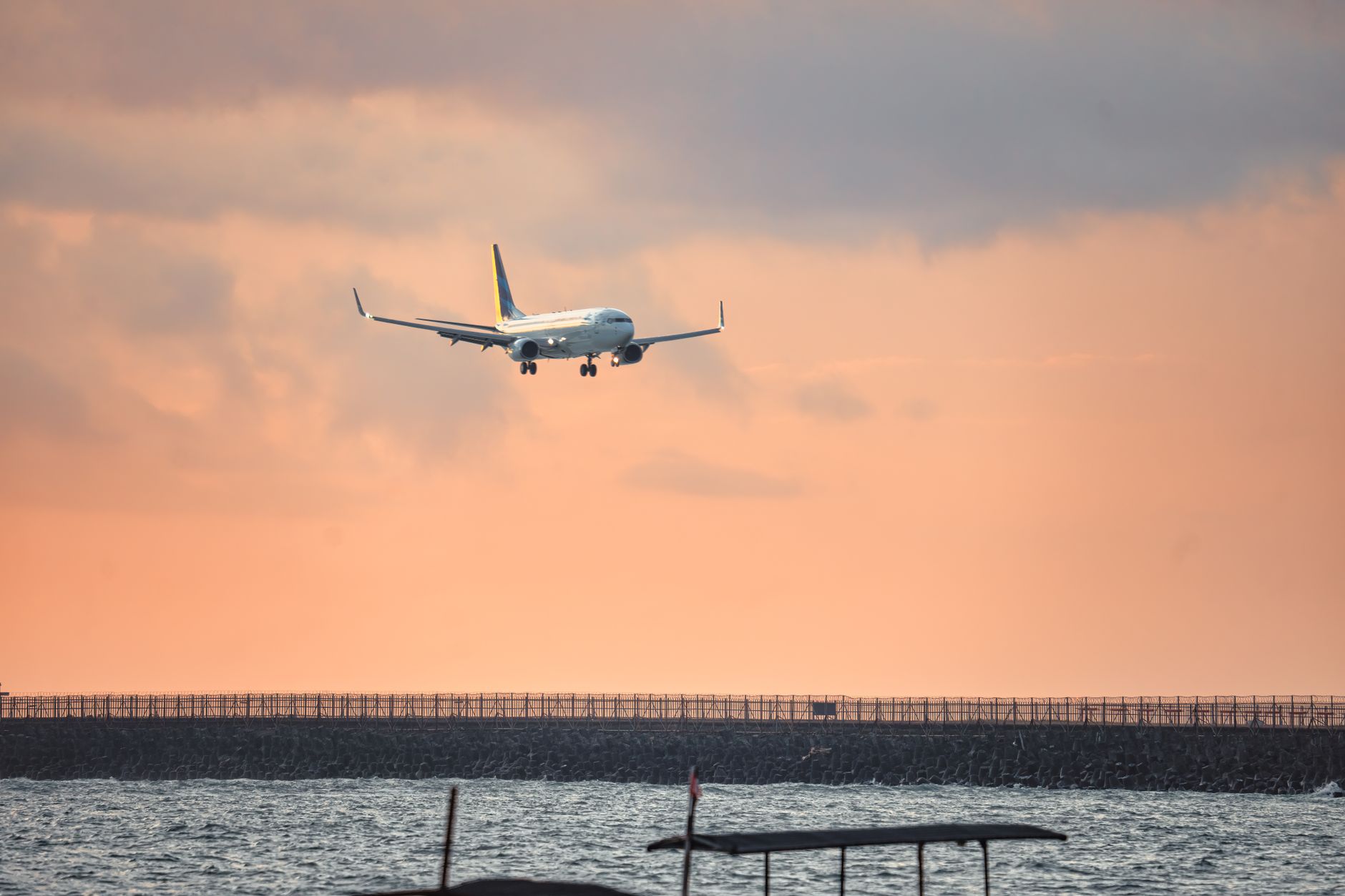 tabellone degli arrivi e partenze nel terminal internazionale dell'aeroporto Ngurah Rai