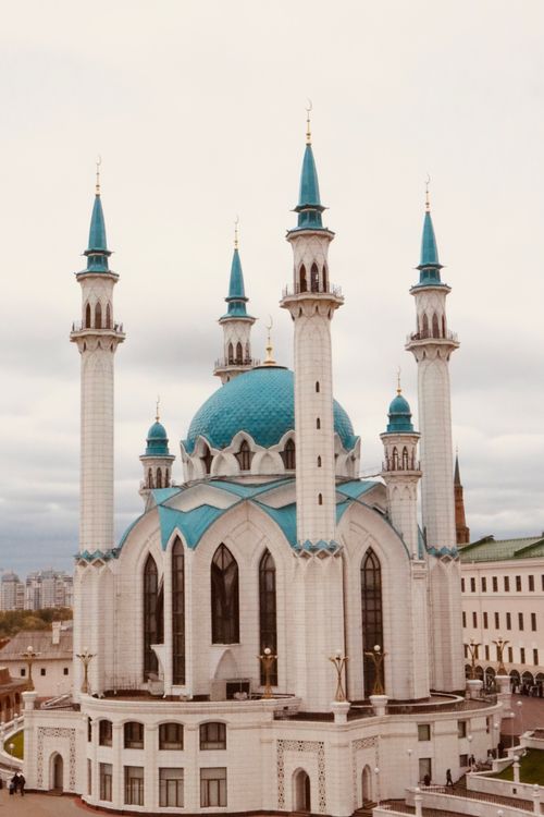 Free Beautiful architectural mosque with blue domes and minarets, showcasing Islamic art. Stock Photo
