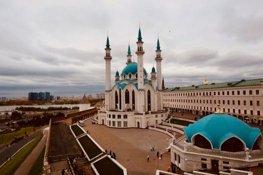 Вид на знаменитую мечеть Кул-Шариф в Казани, Россия, демонстрирующий ее потрясающую архитектуру и голубые купола.