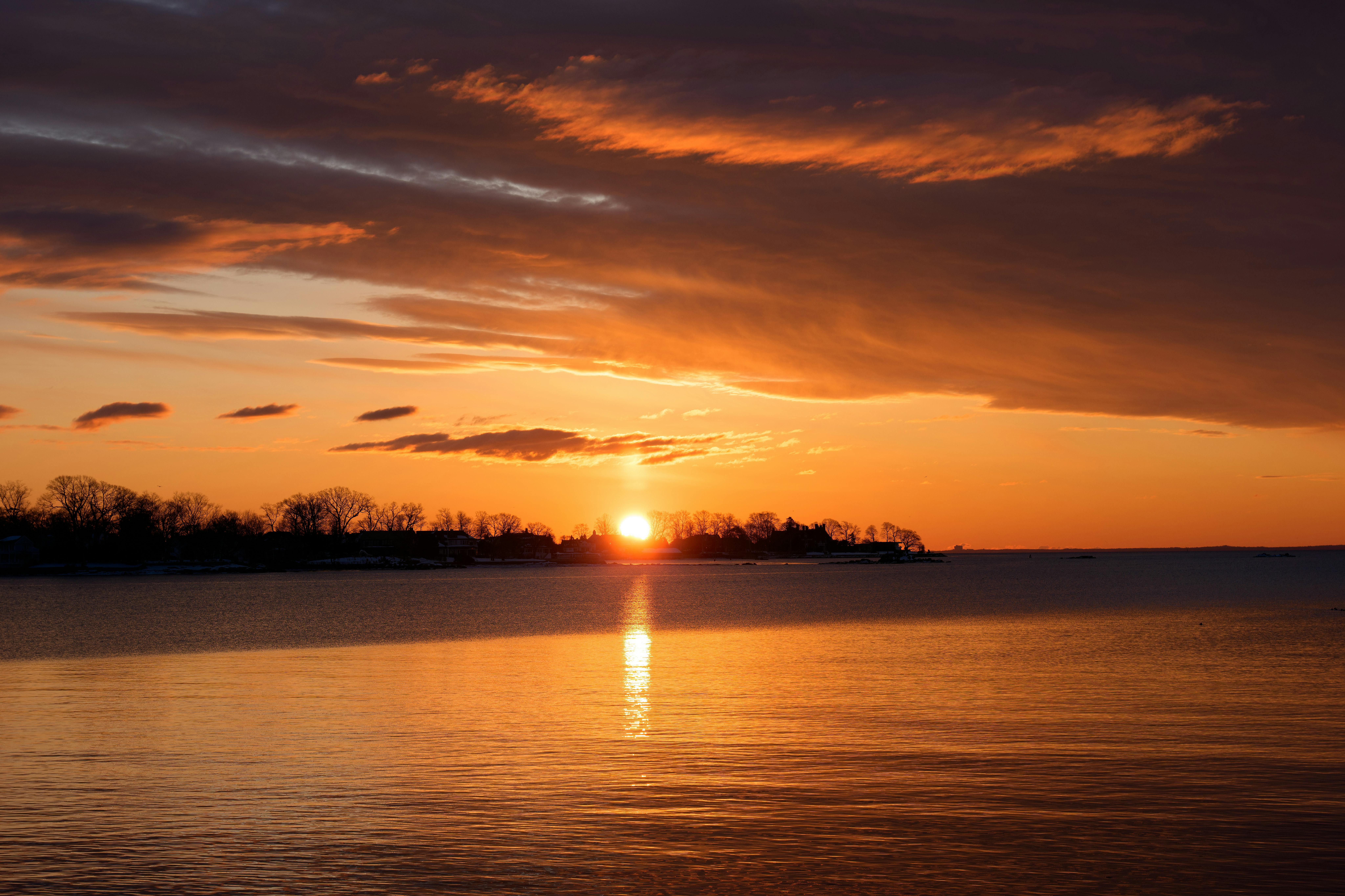 Δωρεάν Όμορφη χειμωνιάτικη ανατολή πάνω από το Cove Island Park, στο Στάμφορντ του Κονέκτικατ, με ζωντανές αποχρώσεις που αντανακλούν στο νερό. Φωτογραφία από στοκ φωτογραφιών