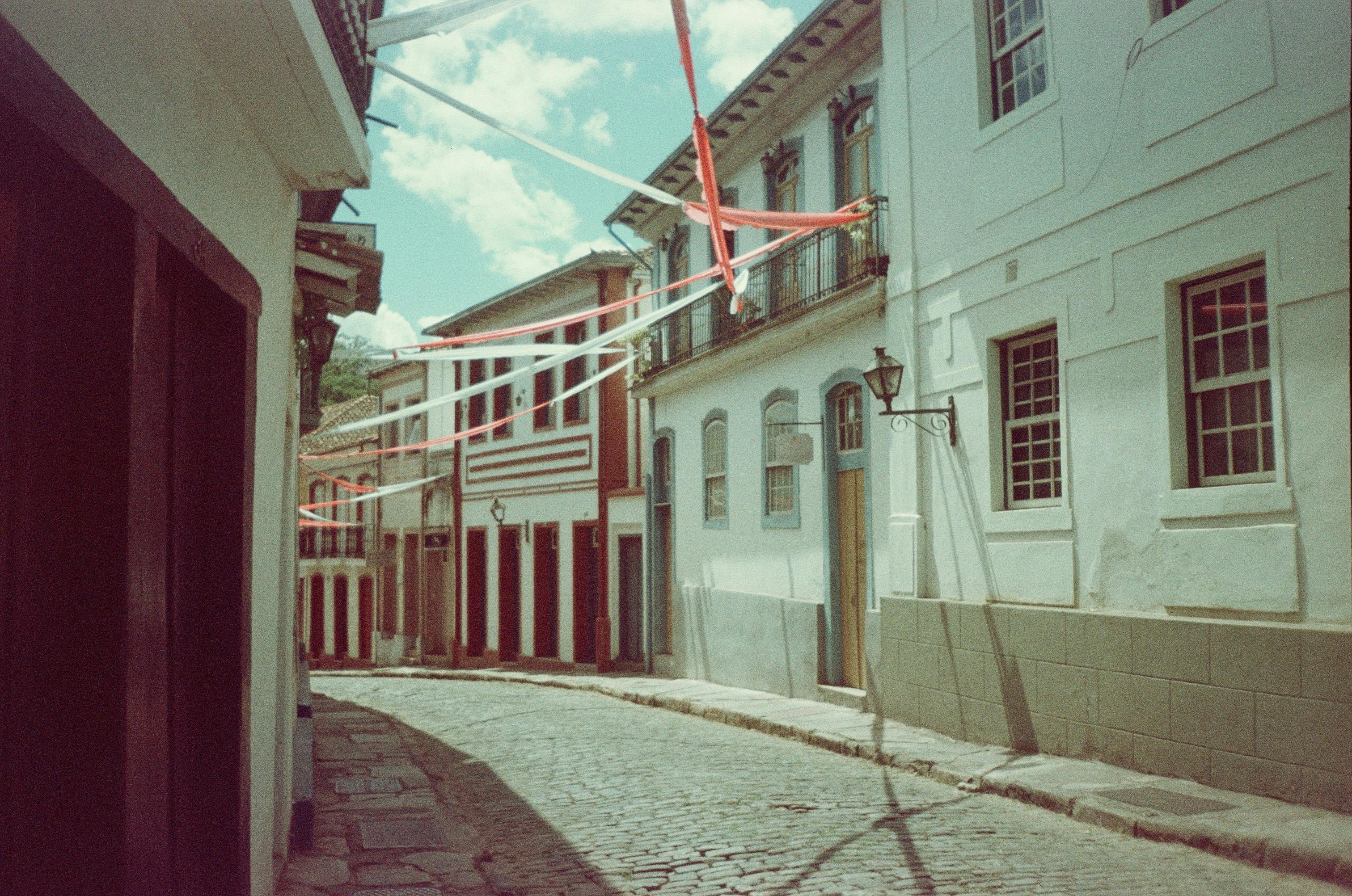 Gratis Historisk gate i Ouro Preto, Brasil, som viser frem kolonial arkitektur og festlige dekorasjoner. Arkivbilde