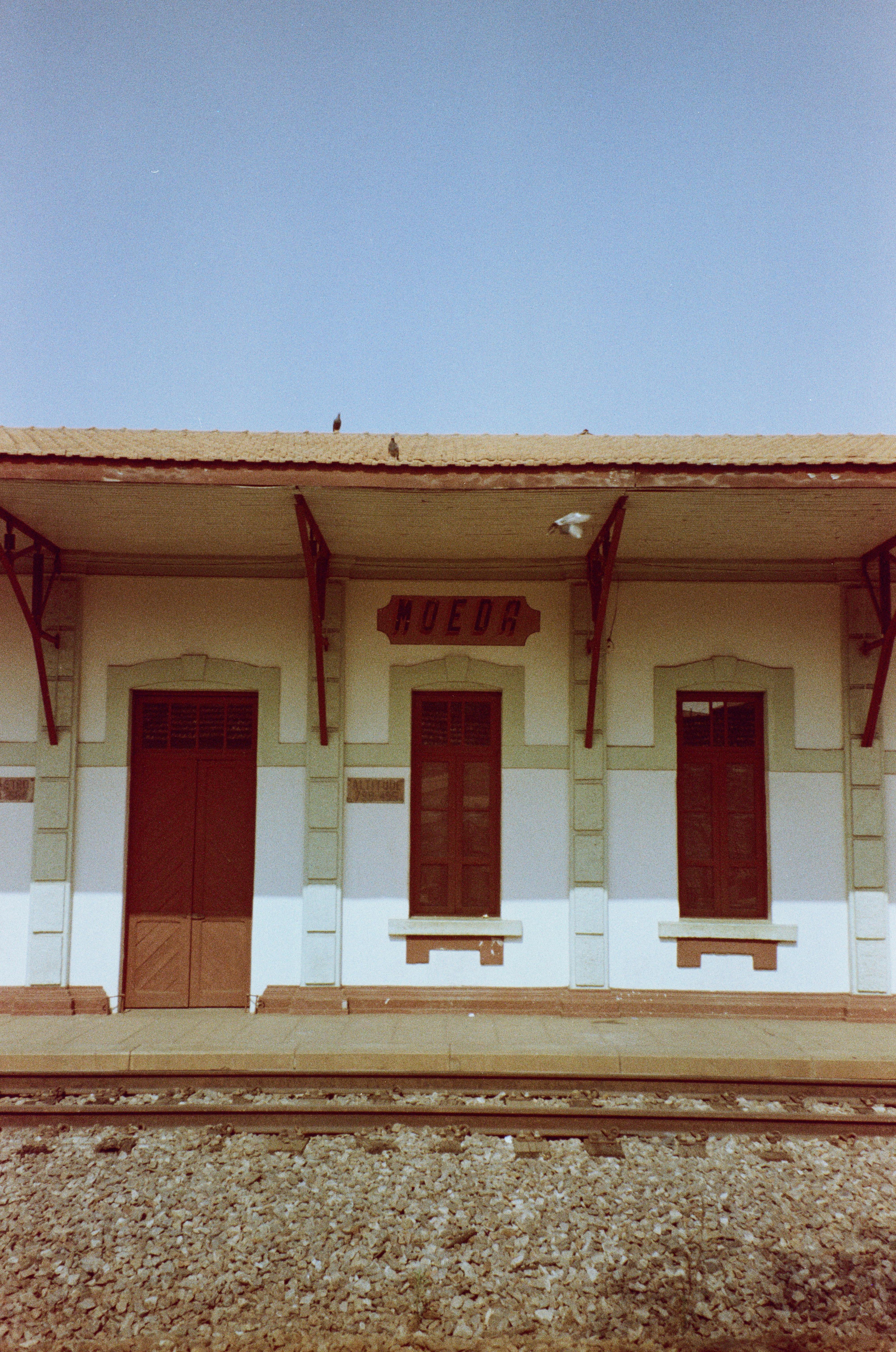 Gratis Una stazione ferroviaria d'epoca con un cartello con la scritta "Ddeur", che mette in mostra l'architettura classica. Foto a disposizione
