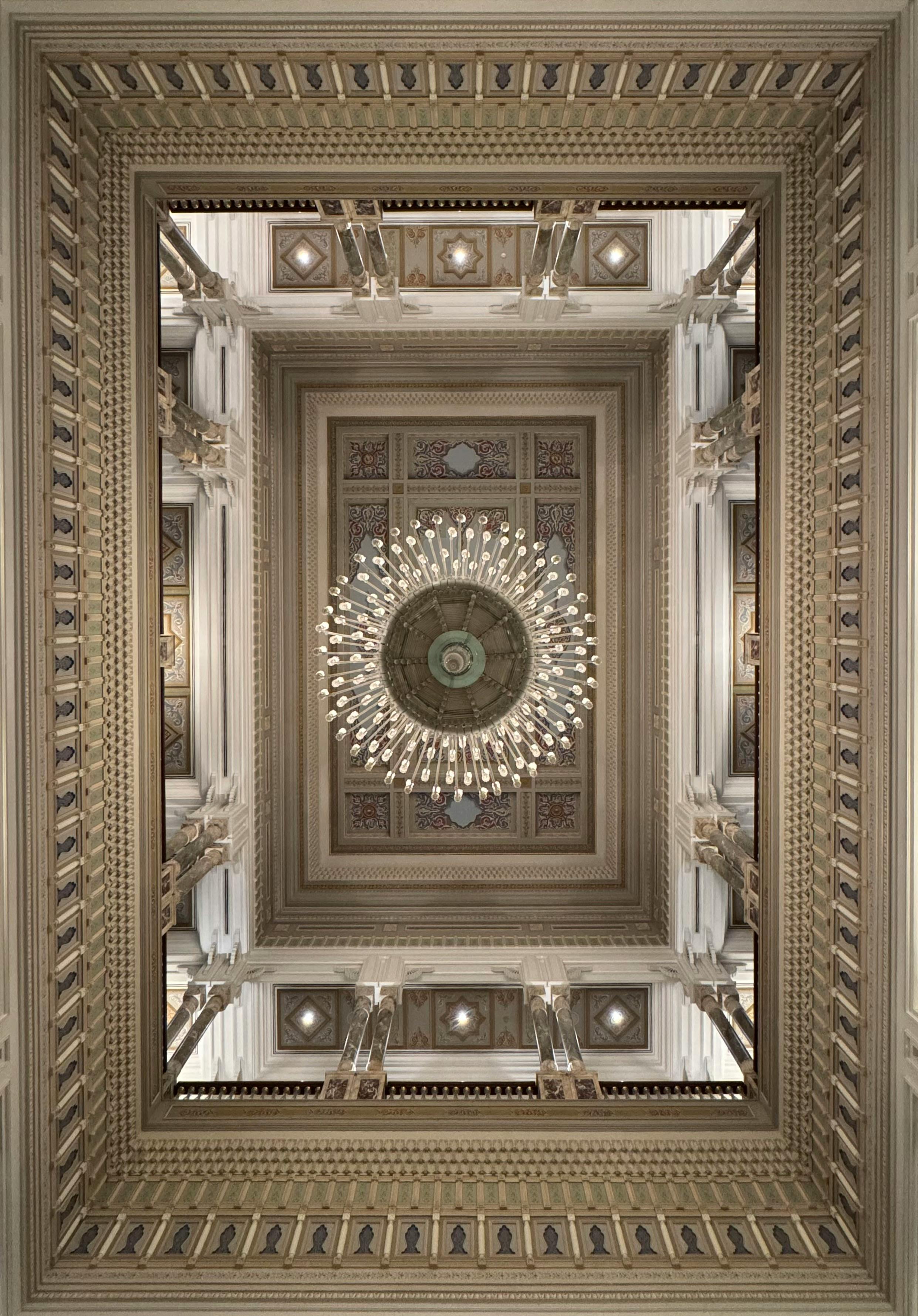 Kostenlos Ein atemberaubender Blick auf die reich verzierte Decke mit einem prächtigen Kronleuchter in elegantem Innenraum. Stock-Foto