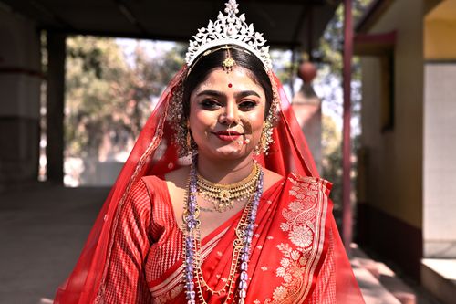 Free Stunning Bengali bride adorned in rich red and gold traditional attire, captured in Purulia, West Bengal. Stock Photo