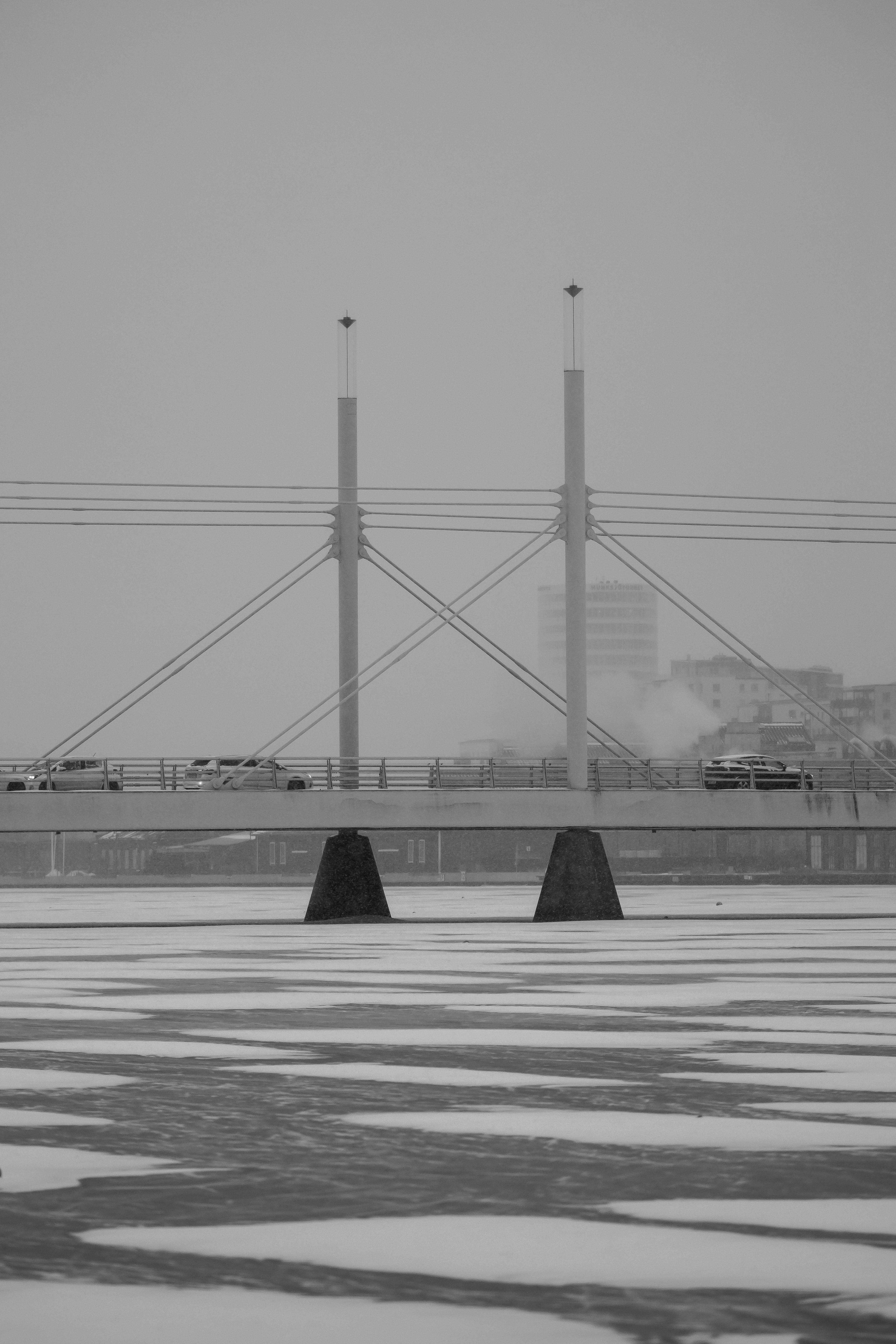 Gratis Una serena vista invernale in bianco e nero di un ponte ghiacciato a Jönköping, Svezia. Foto a disposizione