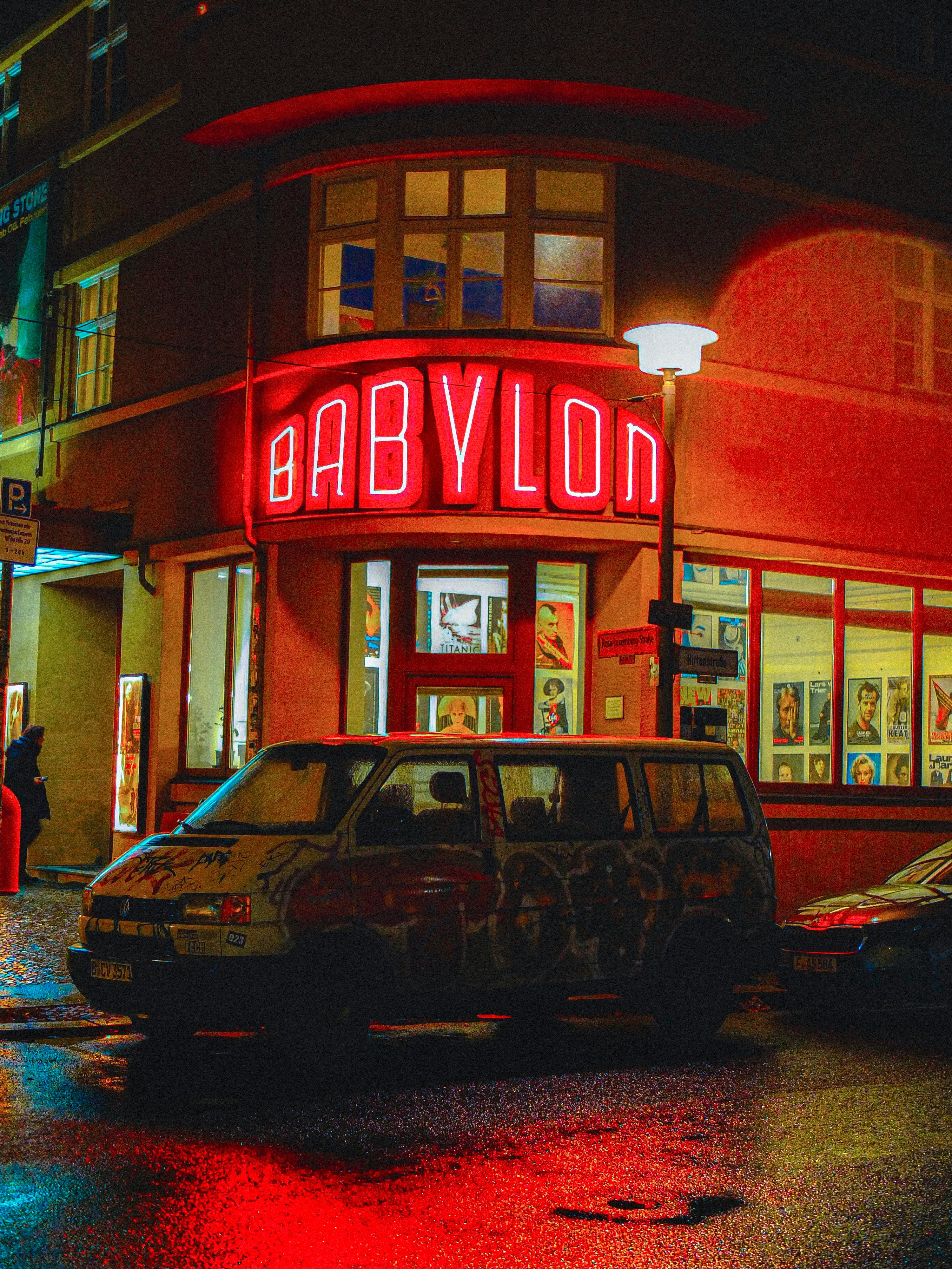 Gratis Una vivace scena notturna del cinema Babylon di Berlino, con luci al neon e riflessi sulle strade. Foto a disposizione