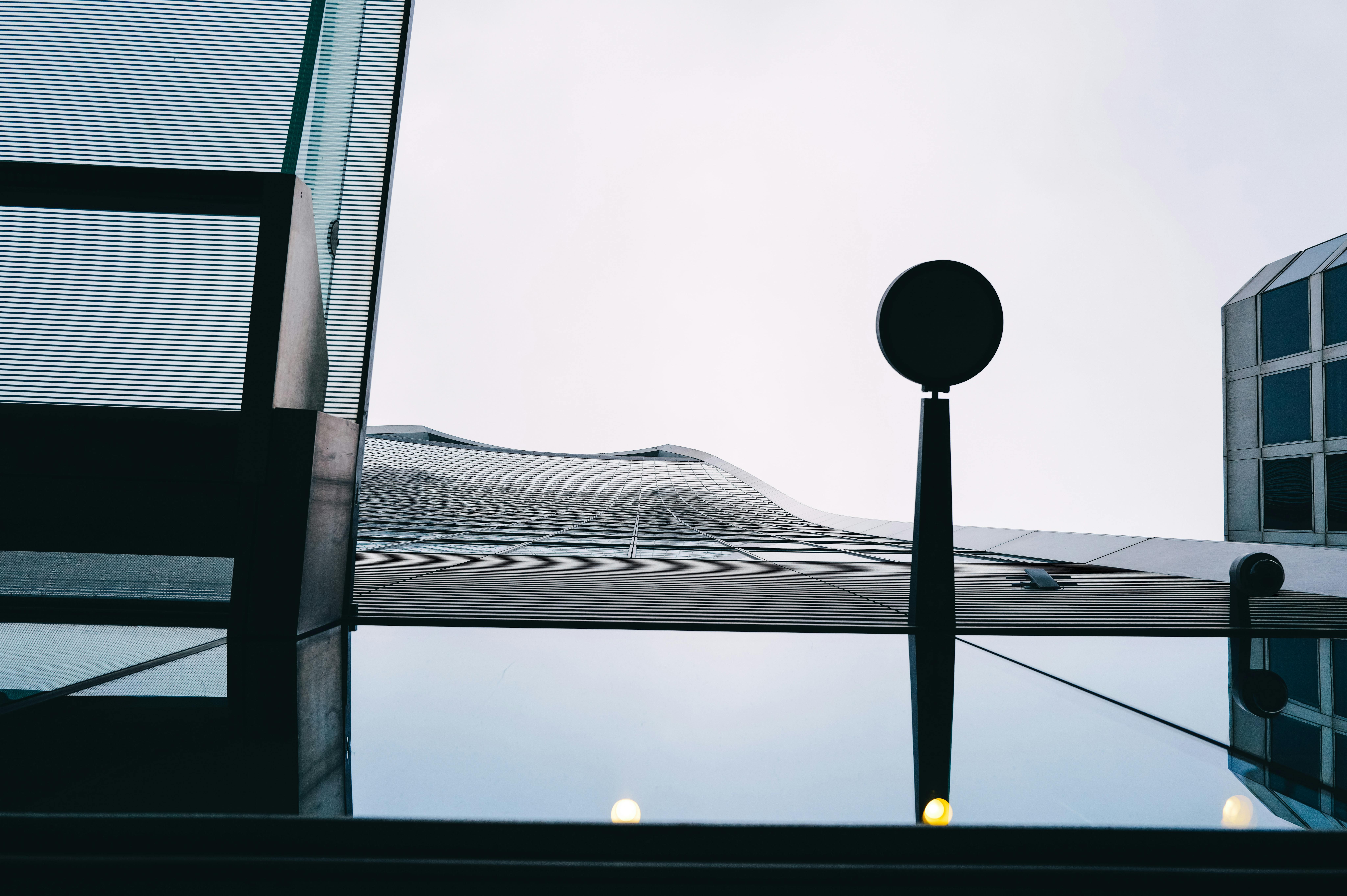 Kostenlos Abstrakte Ansicht von unten auf die Glas- und Stahlfassade eines modernen Wolkenkratzers. Stock-Foto