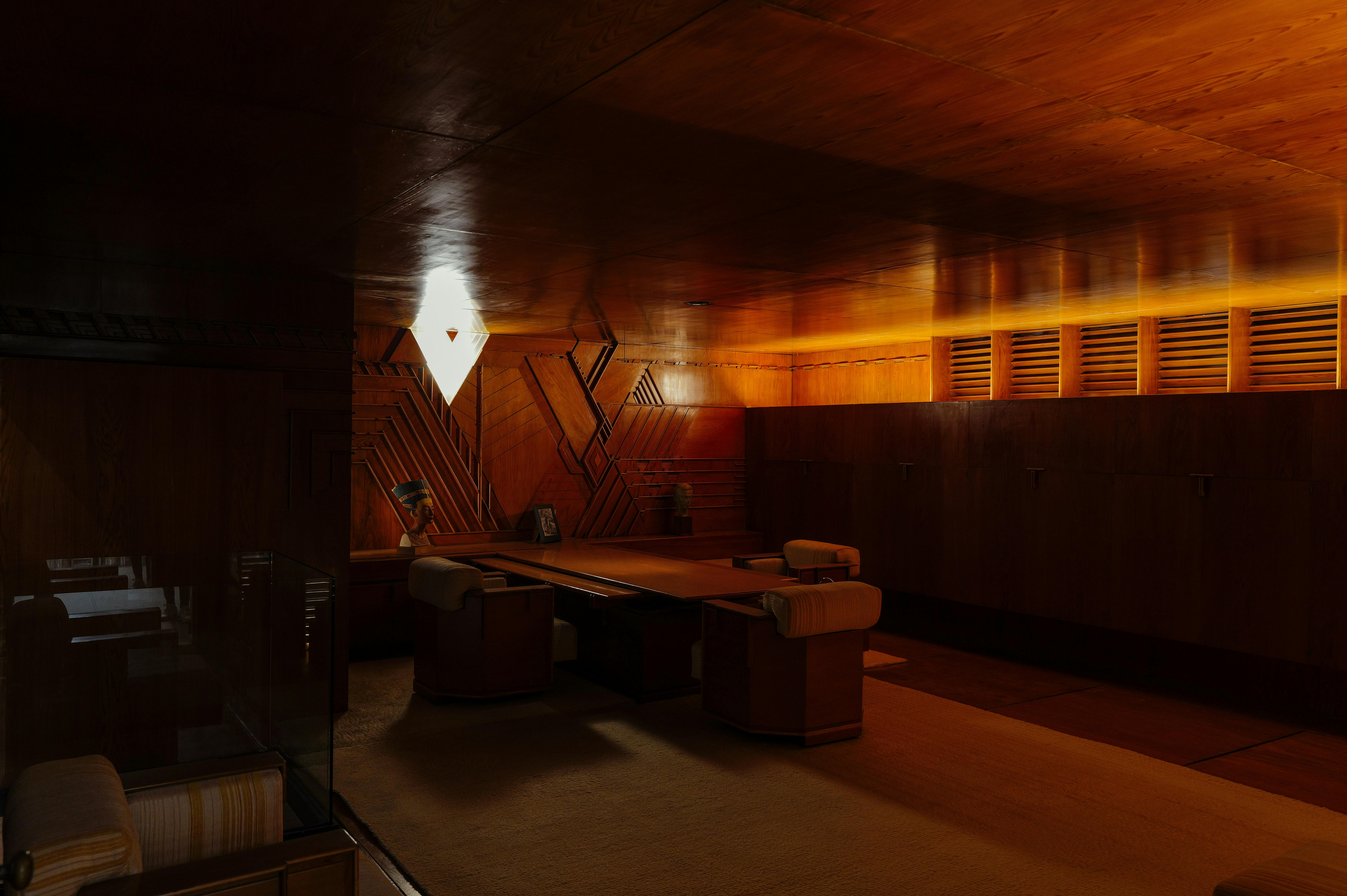 Gratis Ufficio classico dai toni caldi, con intricate lavorazioni in legno e illuminazione ambientale. Foto a disposizione