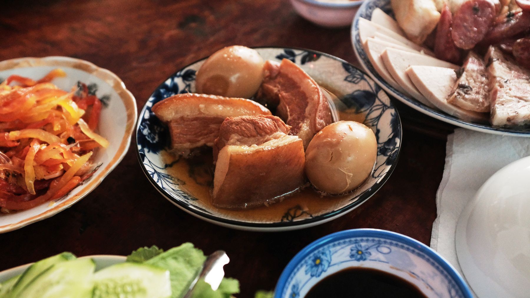 Một bữa ăn Việt Nam đầy màu sắc và chân thực trưng bày các món ăn truyền thống trong dịp Tết ở Bến Tre, Việt Nam.