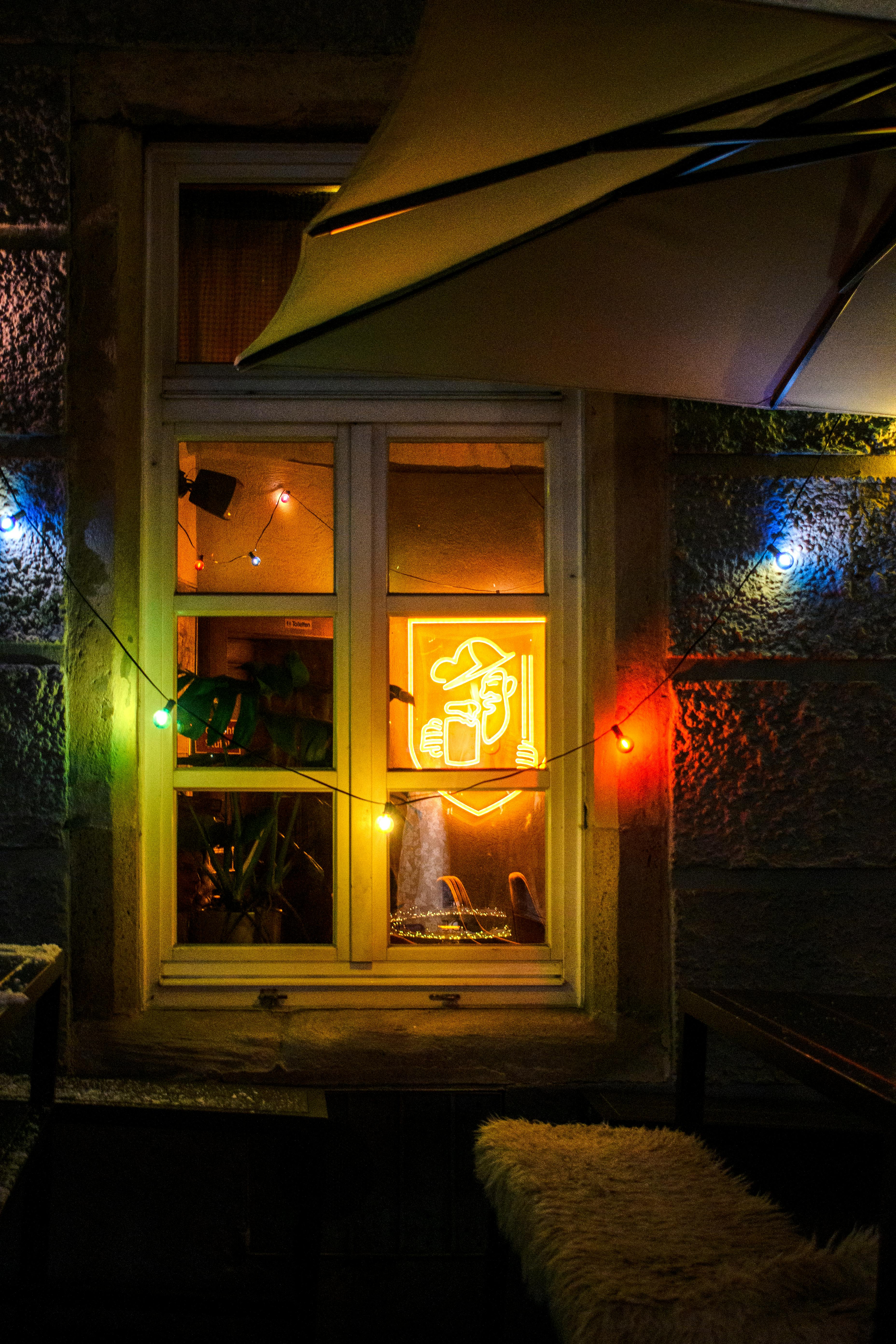 Gratis Un'accogliente vetrina a Tubinga con decorazioni al neon e luci colorate. Foto a disposizione