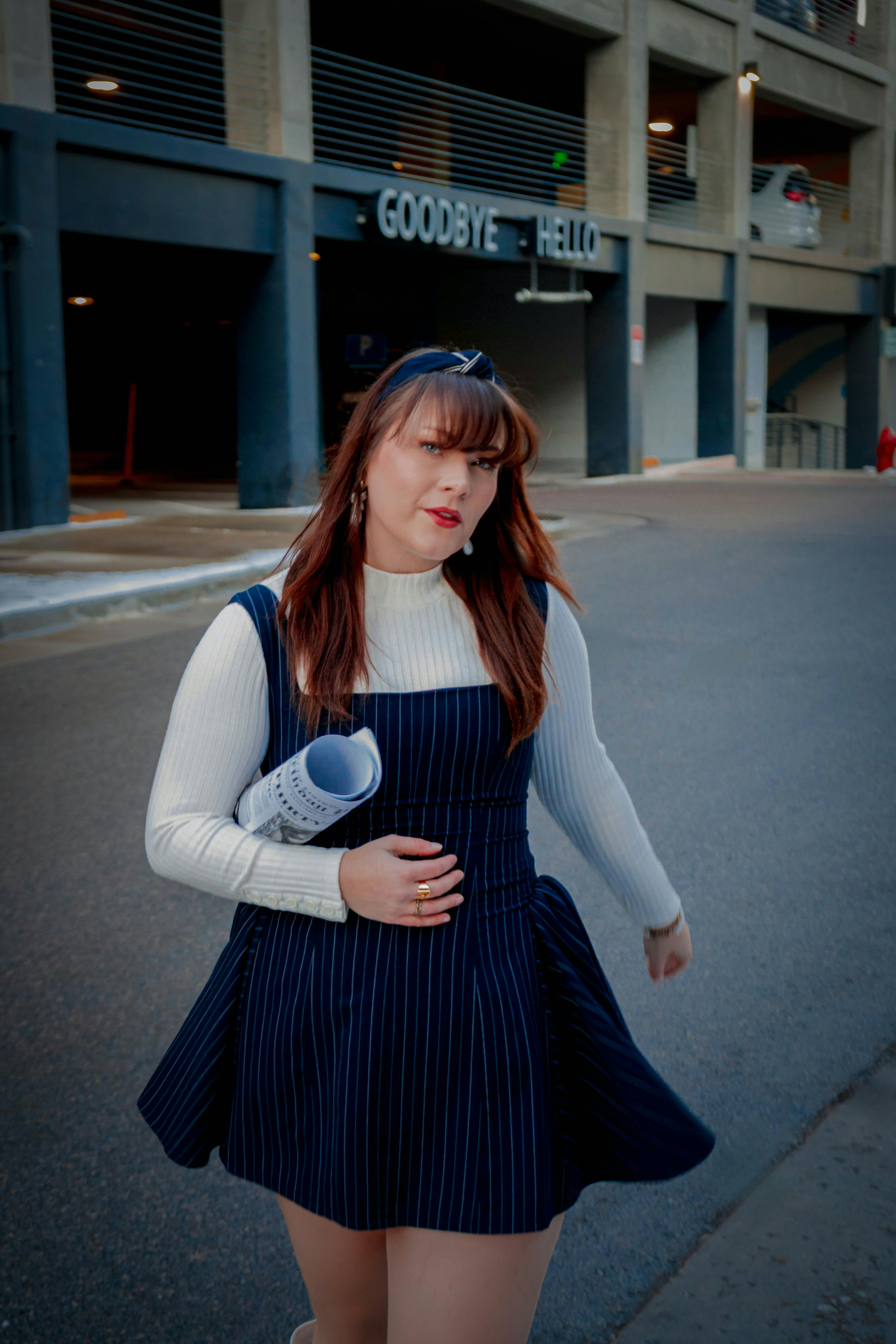 gratis Modieuze vrouw in winterkleding met krant in de hand, straatbeeld. Stockfoto