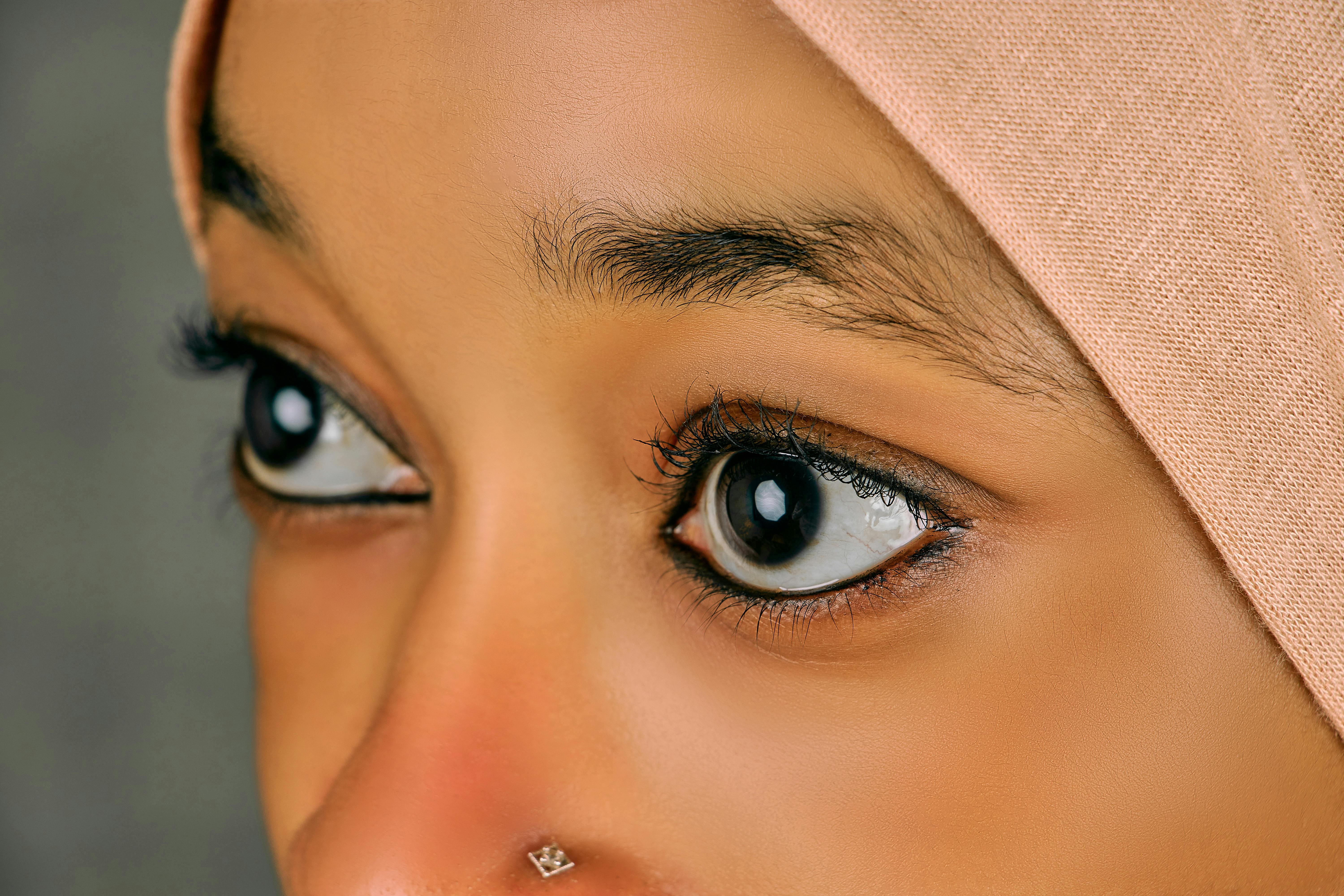 Gratis Primo piano dettagliato degli occhi di una donna che indossa un hijab e un anello al naso, che mette in risalto la sua bellezza. Foto a disposizione