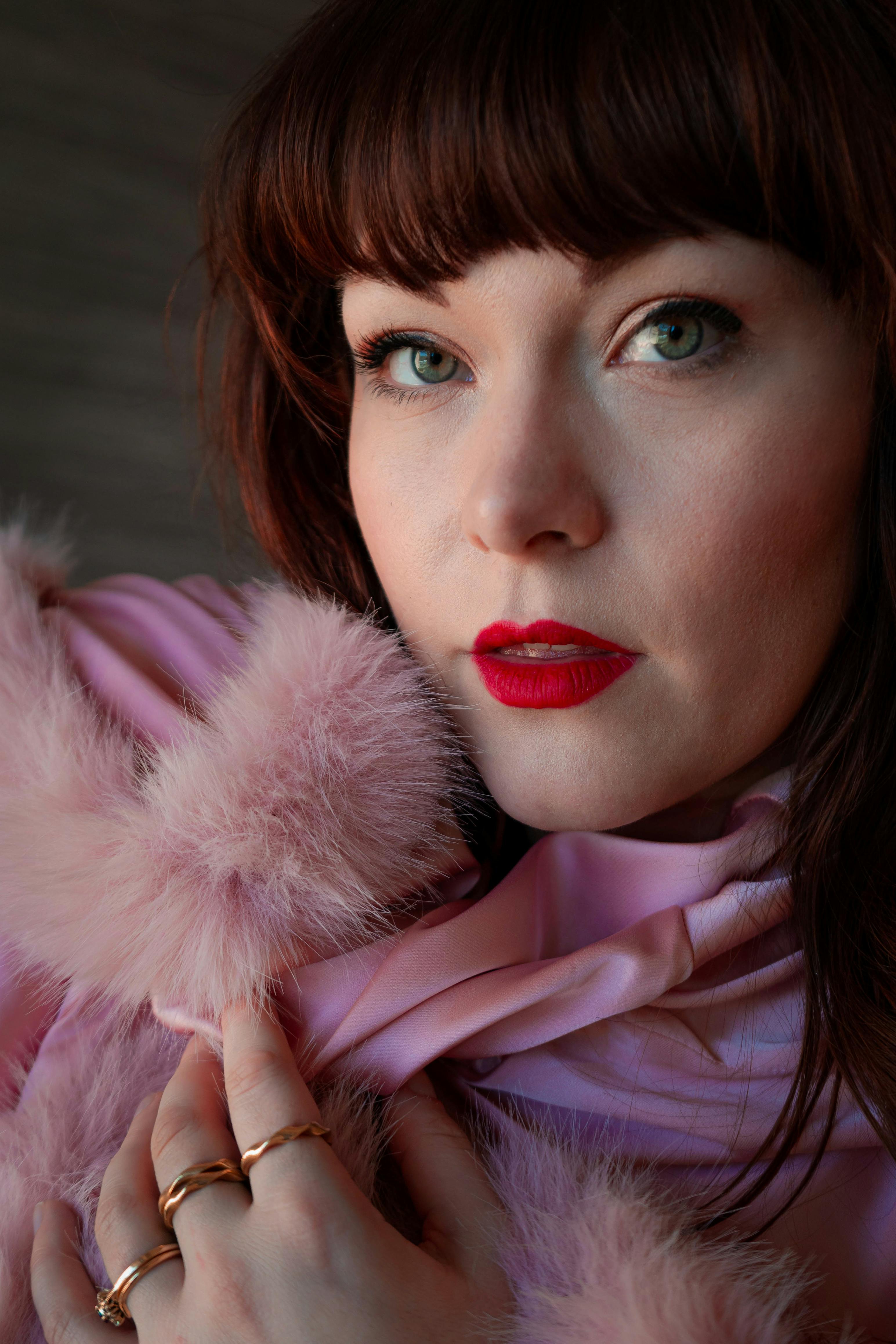 Δωρεάν Σικ πορτρέτο μιας γυναίκας με ροζ γούνα και κόκκινο κραγιόν, που ενσαρκώνει την vintage μόδα. Φωτογραφία από στοκ φωτογραφιών