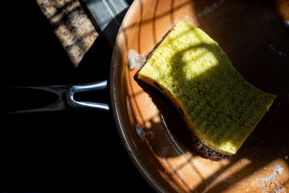 clean burnt pot pan baking soda vinegar soak tip
