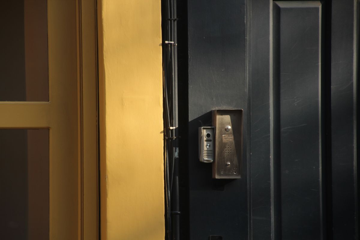 Clear real-life door intercom system