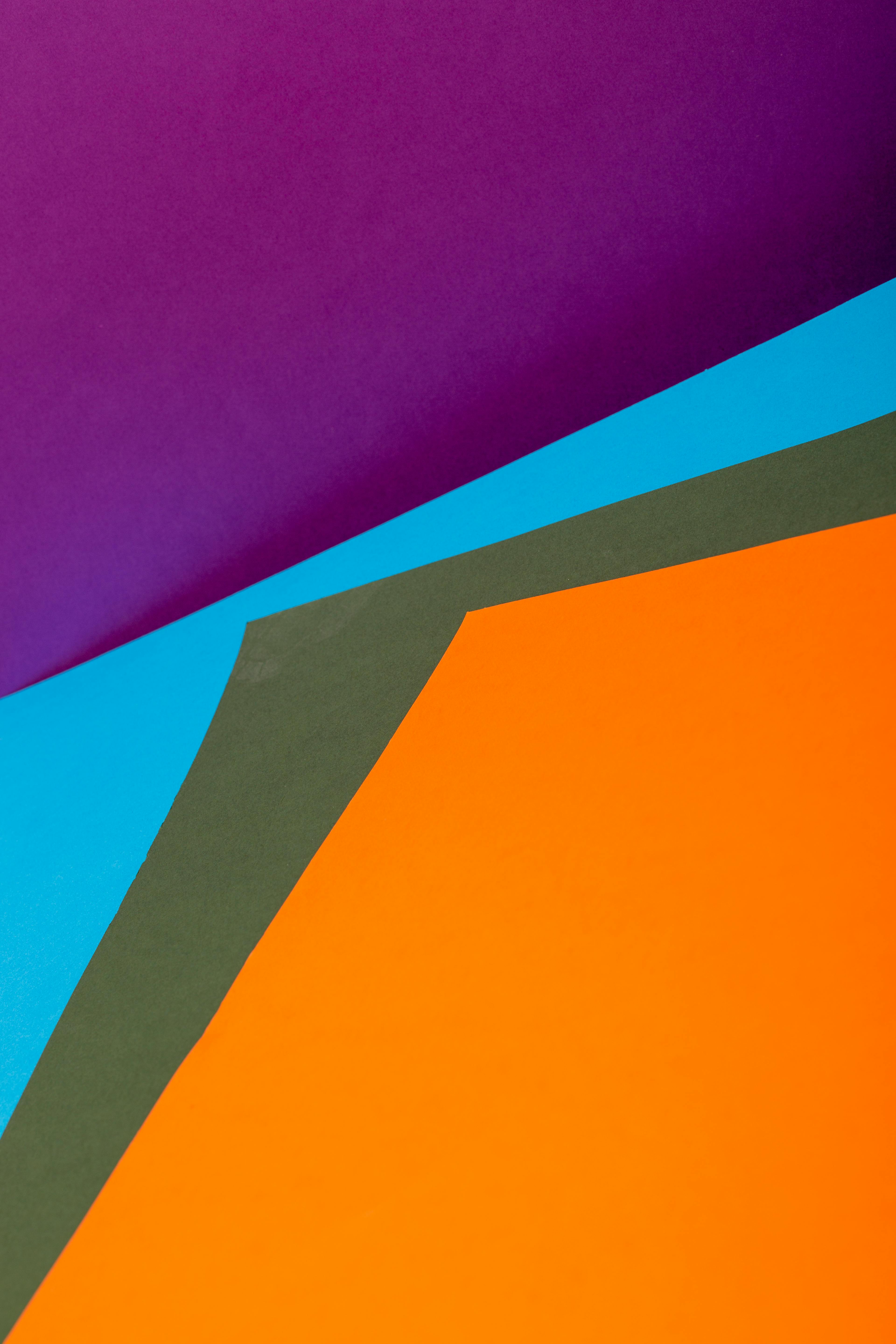 Gratis Composizione astratta luminosa con forme geometriche colorate nei toni del viola, blu, arancione e verde. Foto a disposizione