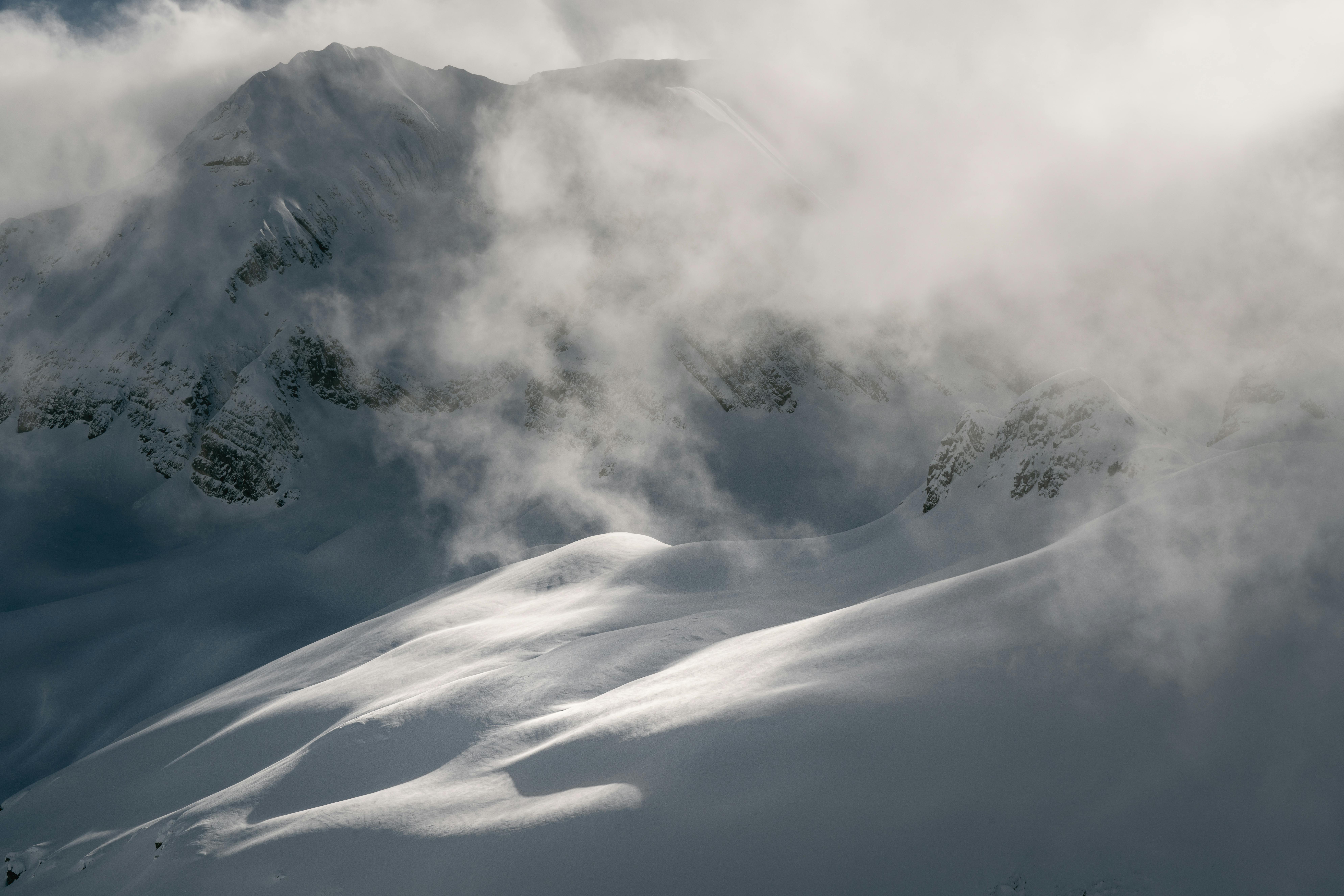 Δωρεάν Μεγαλοπρεπή χιονισμένα βουνά τυλιγμένα στην ομίχλη στην Παντίκοζα, Αραγονία, Ισπανία. Φωτογραφία από στοκ φωτογραφιών