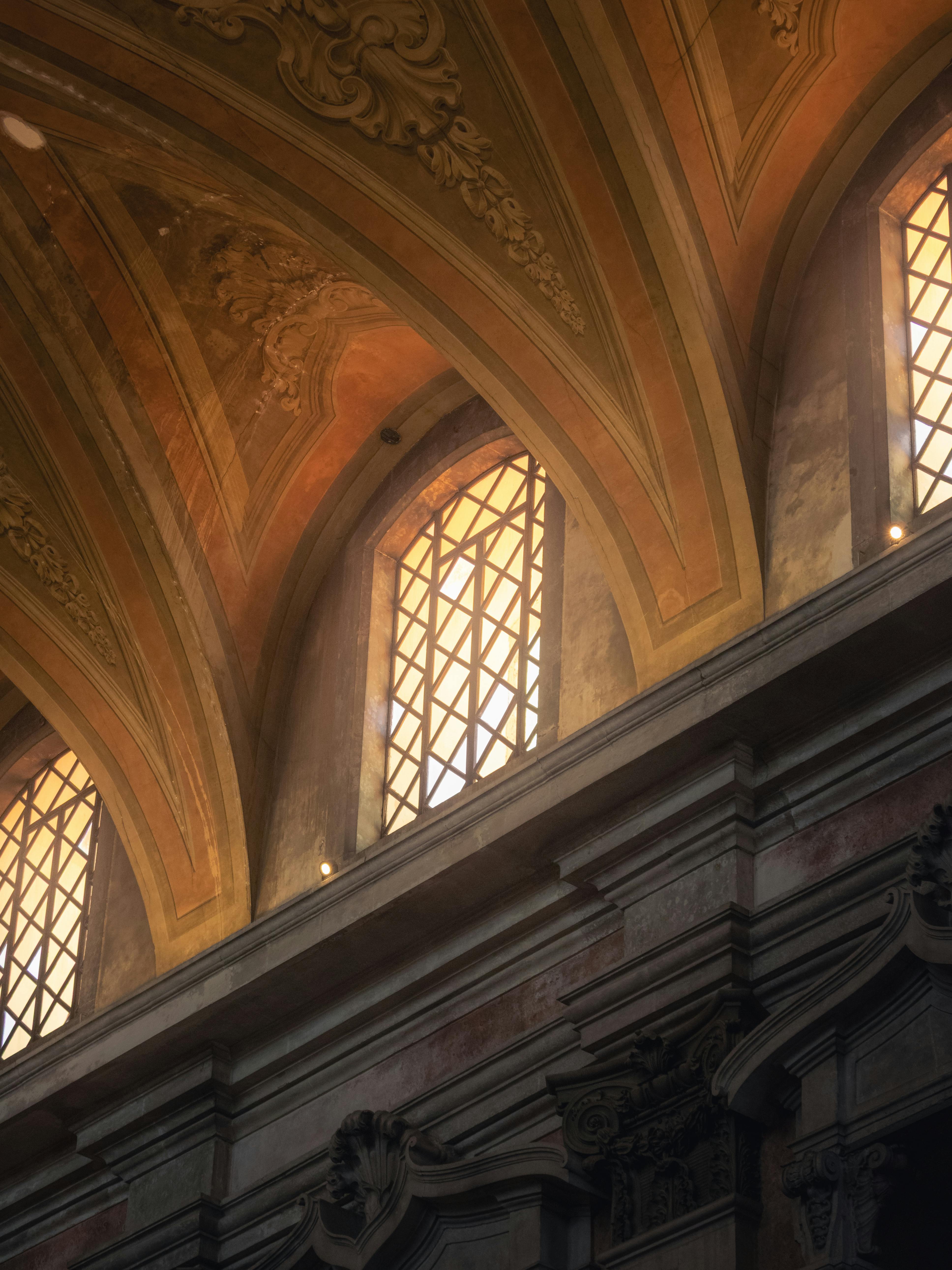 Ücretsiz Lizbon'da, detaylı tavanları ve kemerli pencereleriyle zarif bir kilise iç mekanı. Stok Fotoğraflar