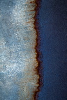 这幅引人注目的抽象鸟瞰图捕捉到了海洋与海岸线交融的色彩