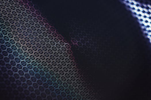 这款未来派抽象设计，采用深色几何六边形图案，并带有创意色彩渐变