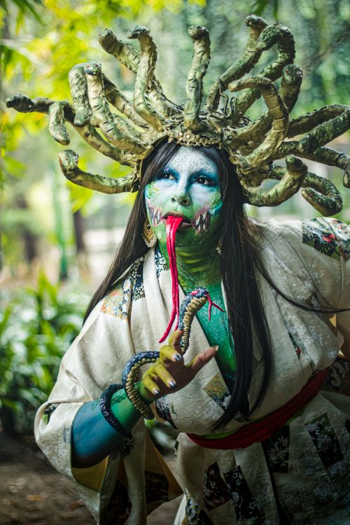 Free Explore vibrant cosplay featuring snake-themed makeup and costume in an outdoor setting. Stock Photo